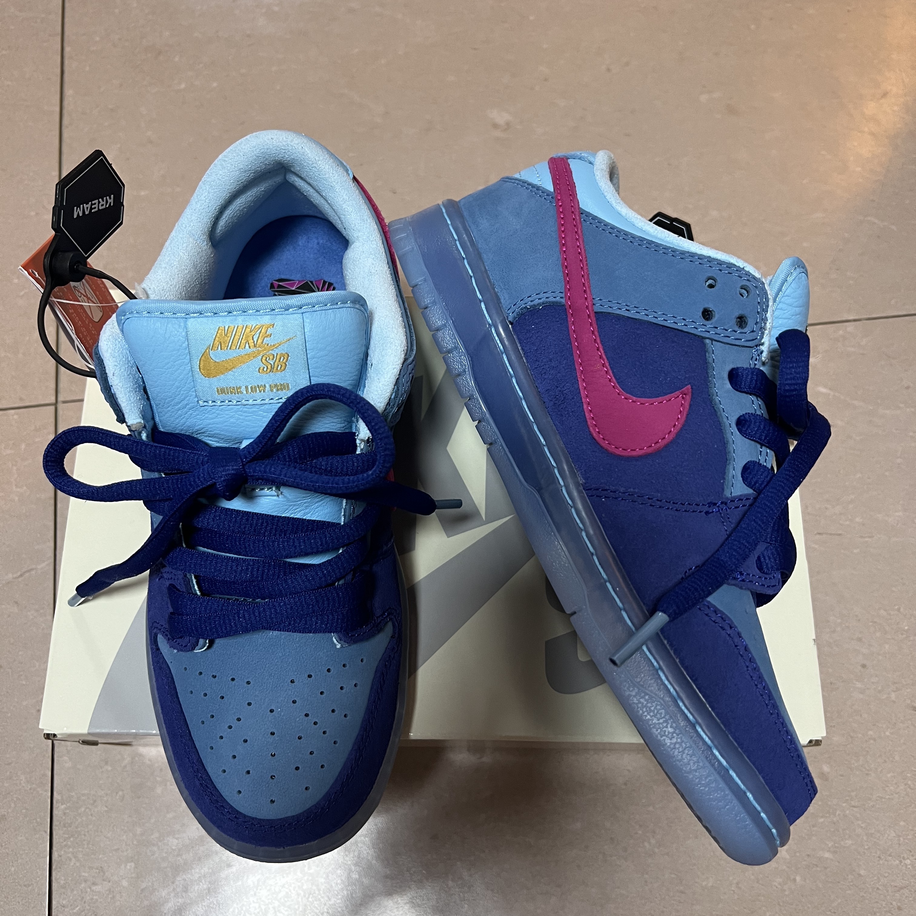 Nike x Run The Jewels SB Dunk Low Deep Royal Blue and Active Pink 착용 스타일 - 1