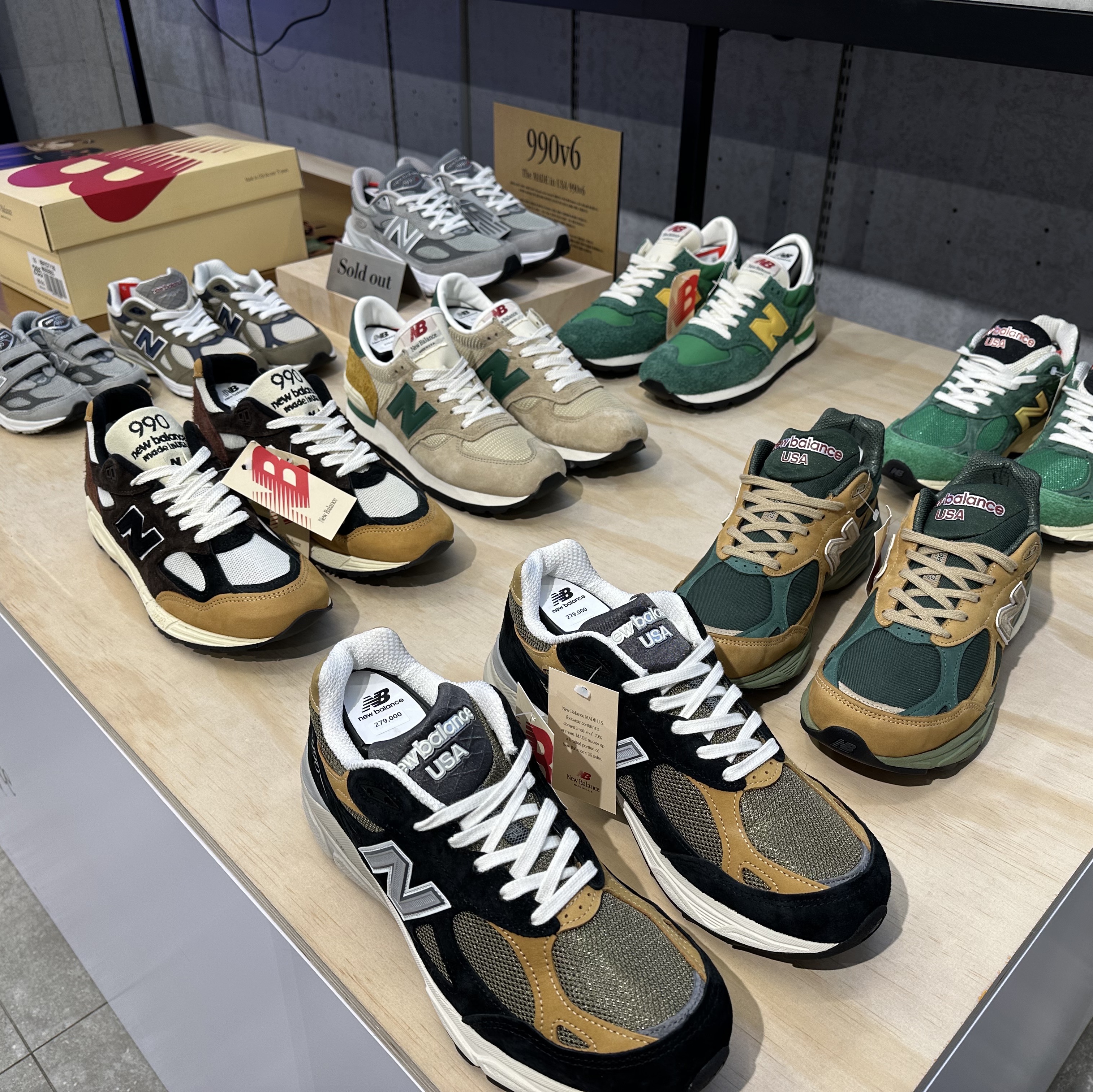 New Balance 990v2 Made in USA Brown Beige, New Balance 990v3 Made in USA Black Tan 착용 스타일 - 1
