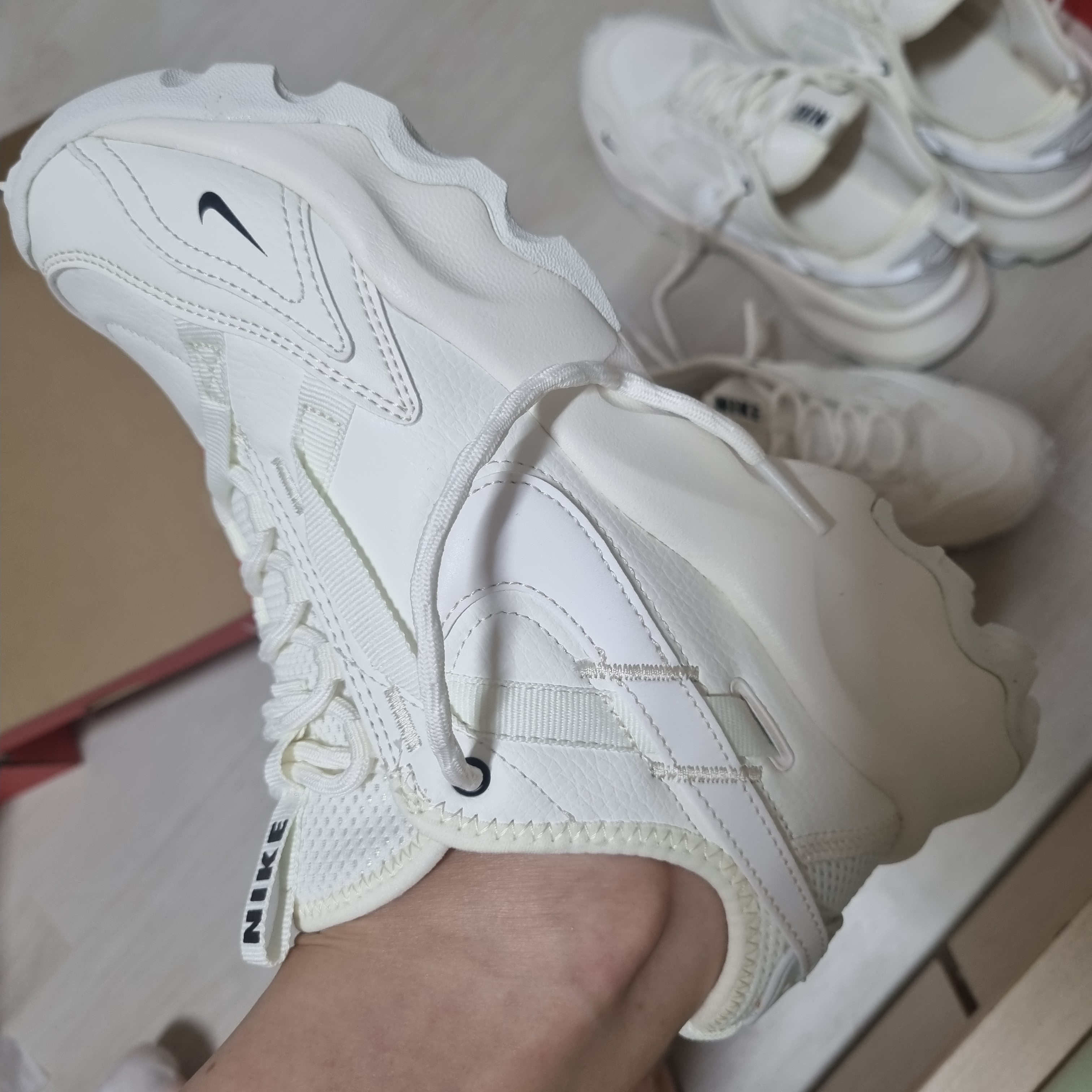 (W) Nike TC 7900 Summit White 착용 스타일 - 1