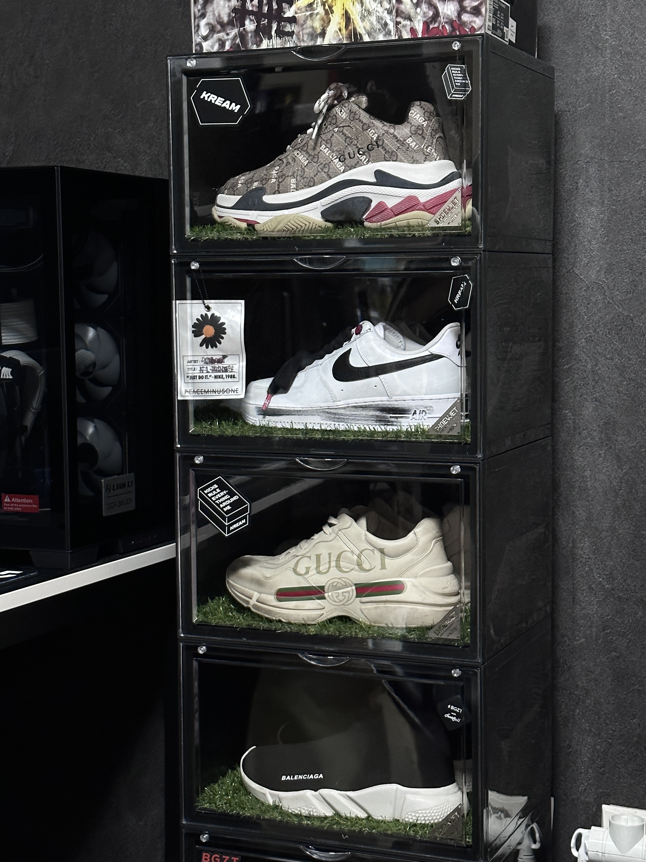Balenciaga x Gucci The Hacker Project Triple S Sneakers Beige Ebony GG Supreme Black White Red, Nike x Peaceminusone Air Force 1 Low Para-Noise 2.0 착용 스타일