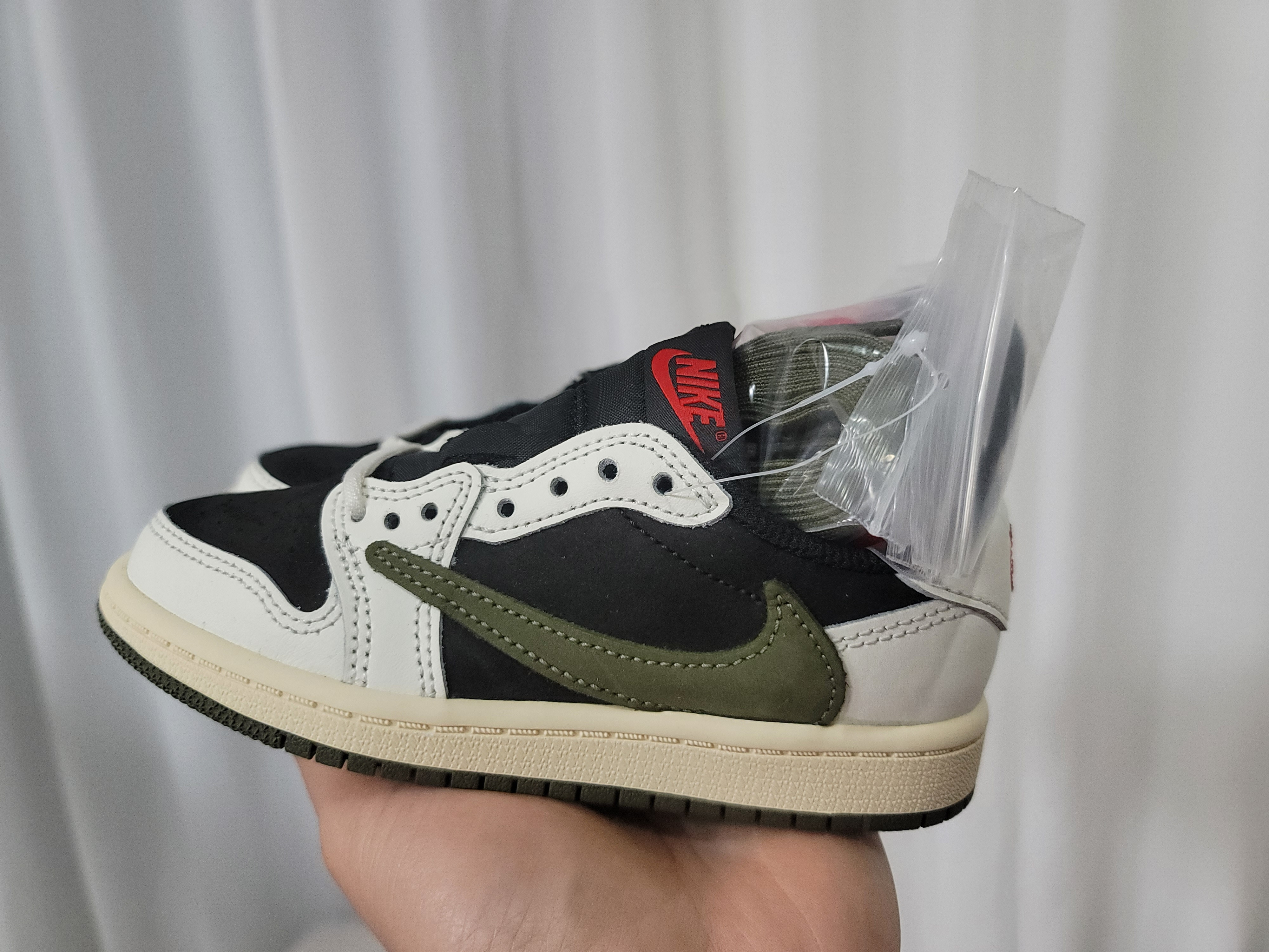 (PS) Jordan 1 x Travis Scott Retro Low OG SP Medium Olive 착용 스타일 - 1