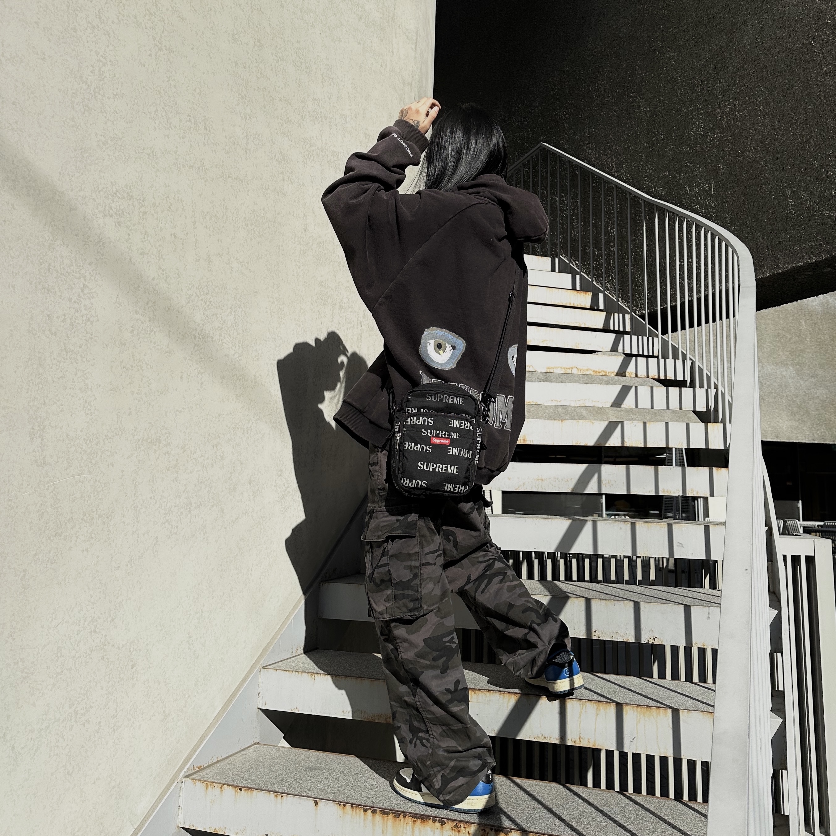 Project G/R Mind Slaughter Vintage Washeed Hoodie Black, Jordan 1 x Travis Scott x Fragment Retro Low OG SP Military Blue 착용 스타일