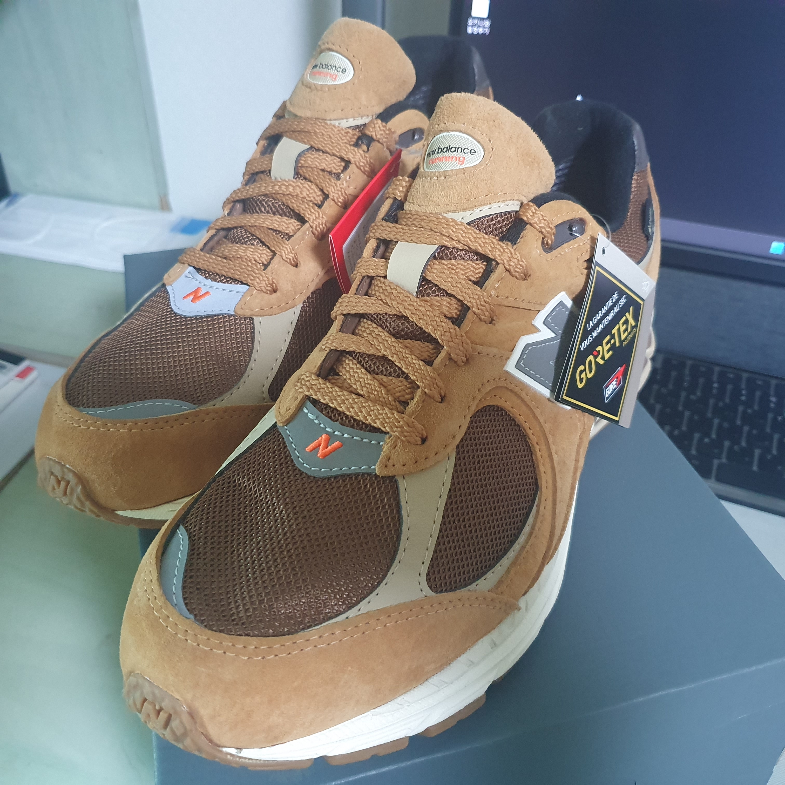 New Balance 2002R Gore-Tex Tobacco 착용 스타일 - 2