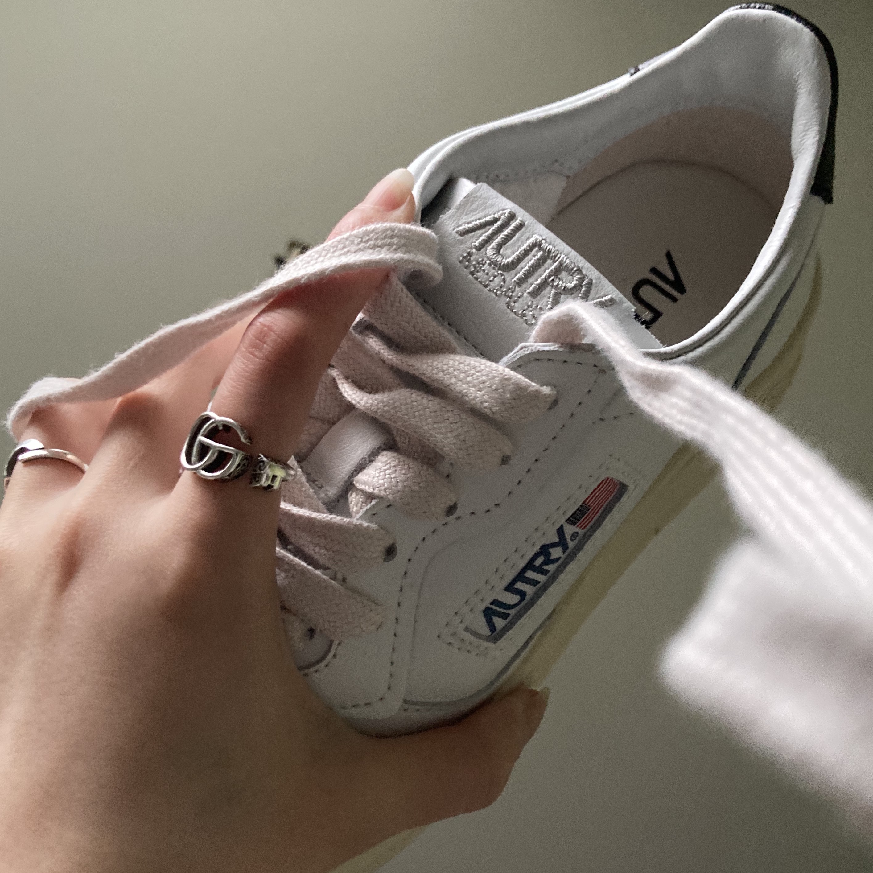 (W) Autry Medalist Low Leather Sneakers White Black 착용 스타일