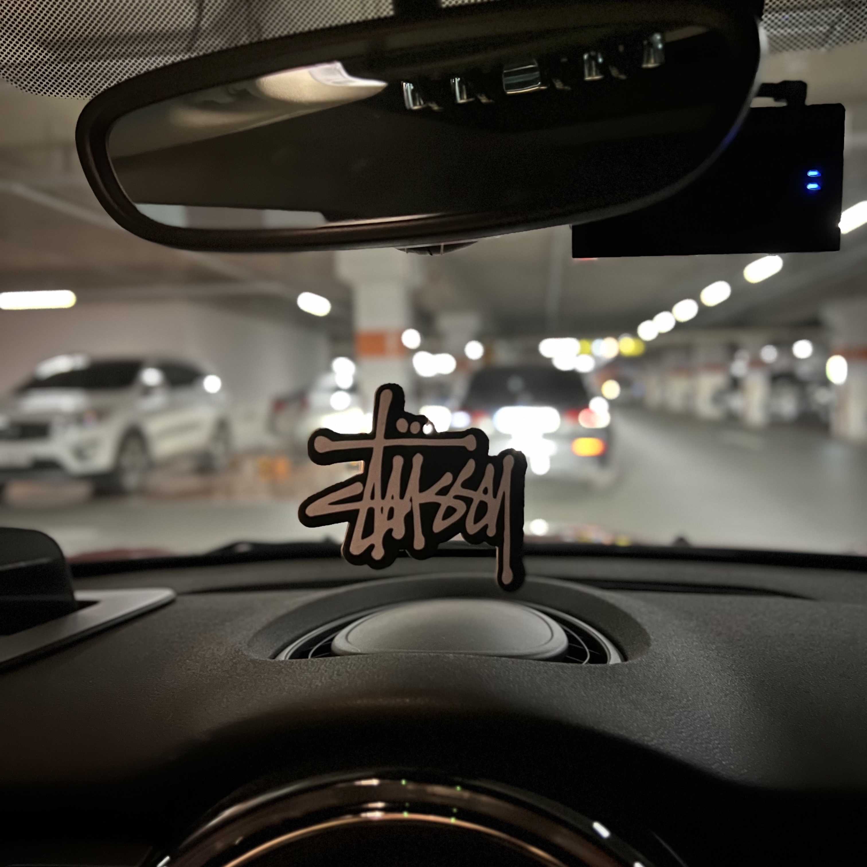 Stussy Logo Air Freshener White (Green Tea Scent) 착용 스타일