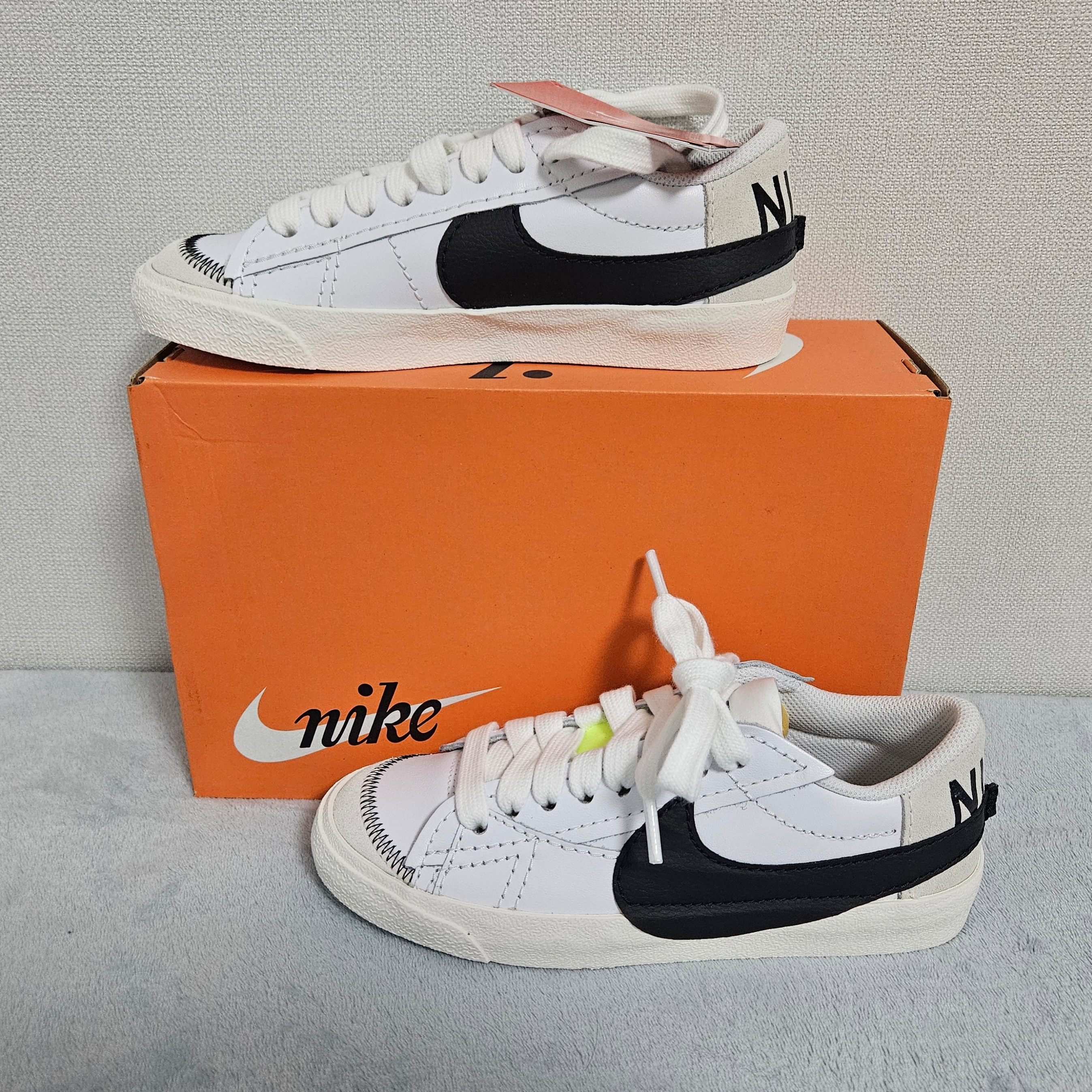 (W) Nike Blazer Low '77 Jumbo White Black Sail, (W) Nike Dunk Low Disrupt 2 White and University Blue 착용 스타일 - 2