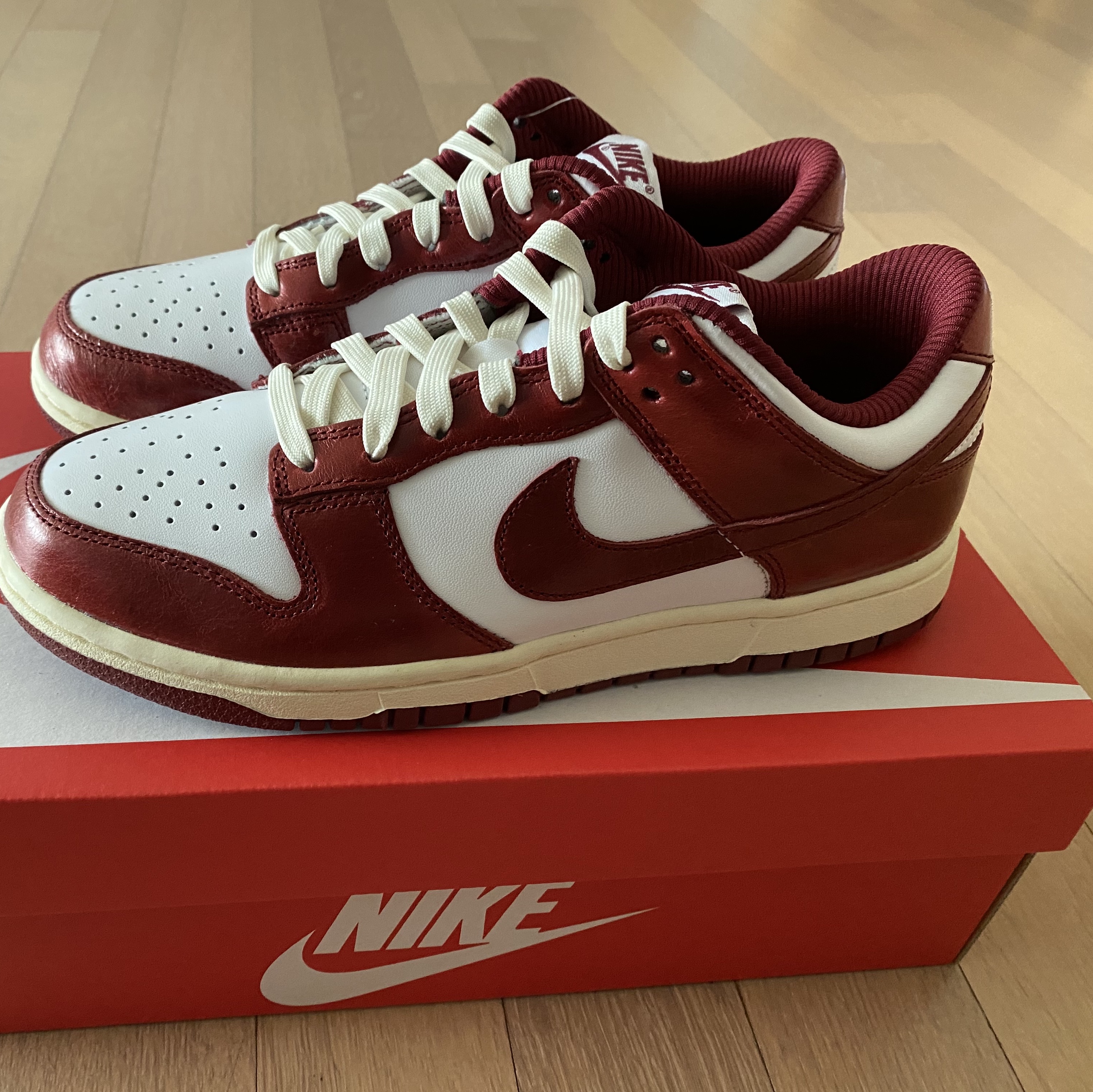 (W) Nike Dunk Low Retro PRM Team Red and White 착용 스타일 - 5