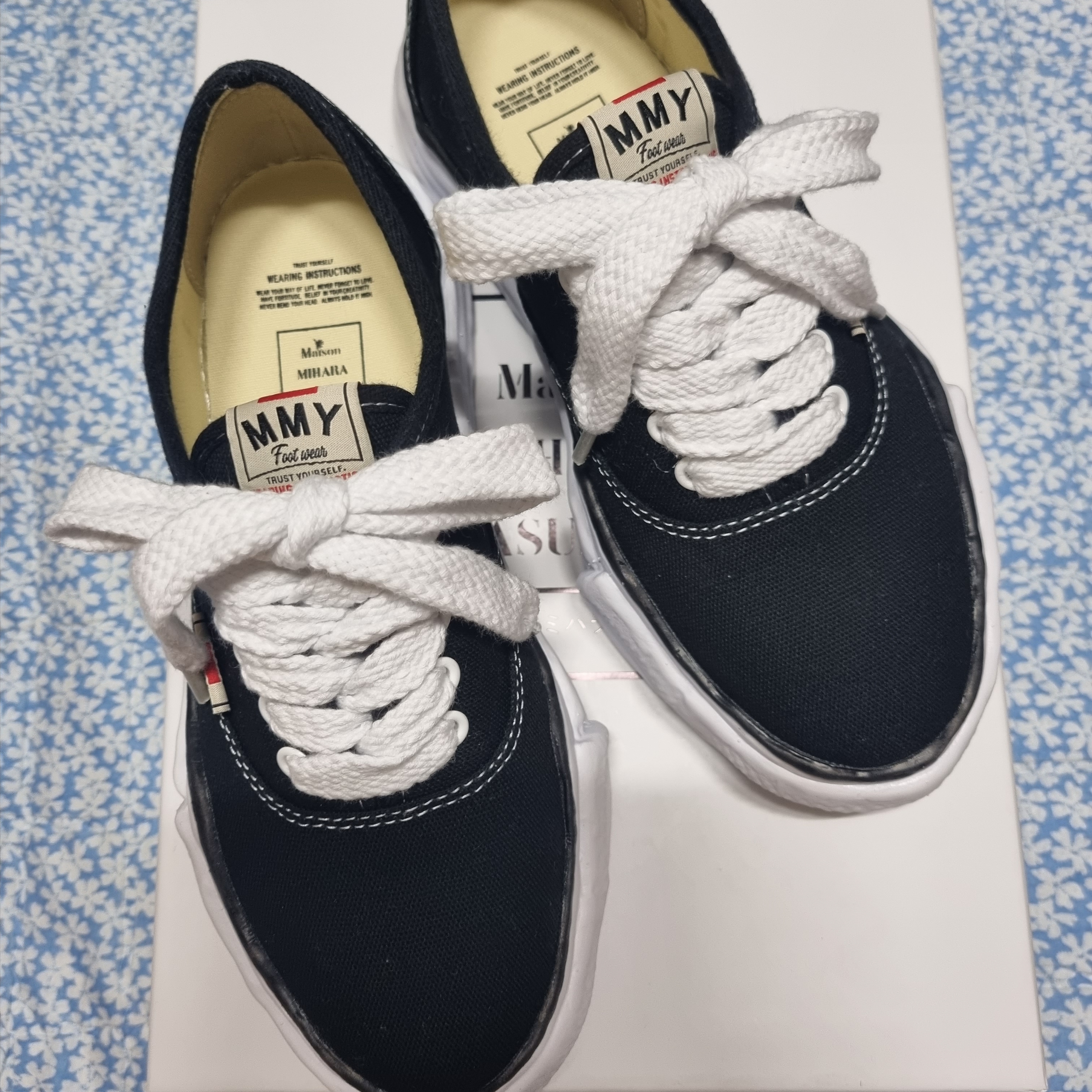 Maison Mihara Yasuhiro Baker OG Sole Canvas Low Cut Sneakers Black 착용 스타일
