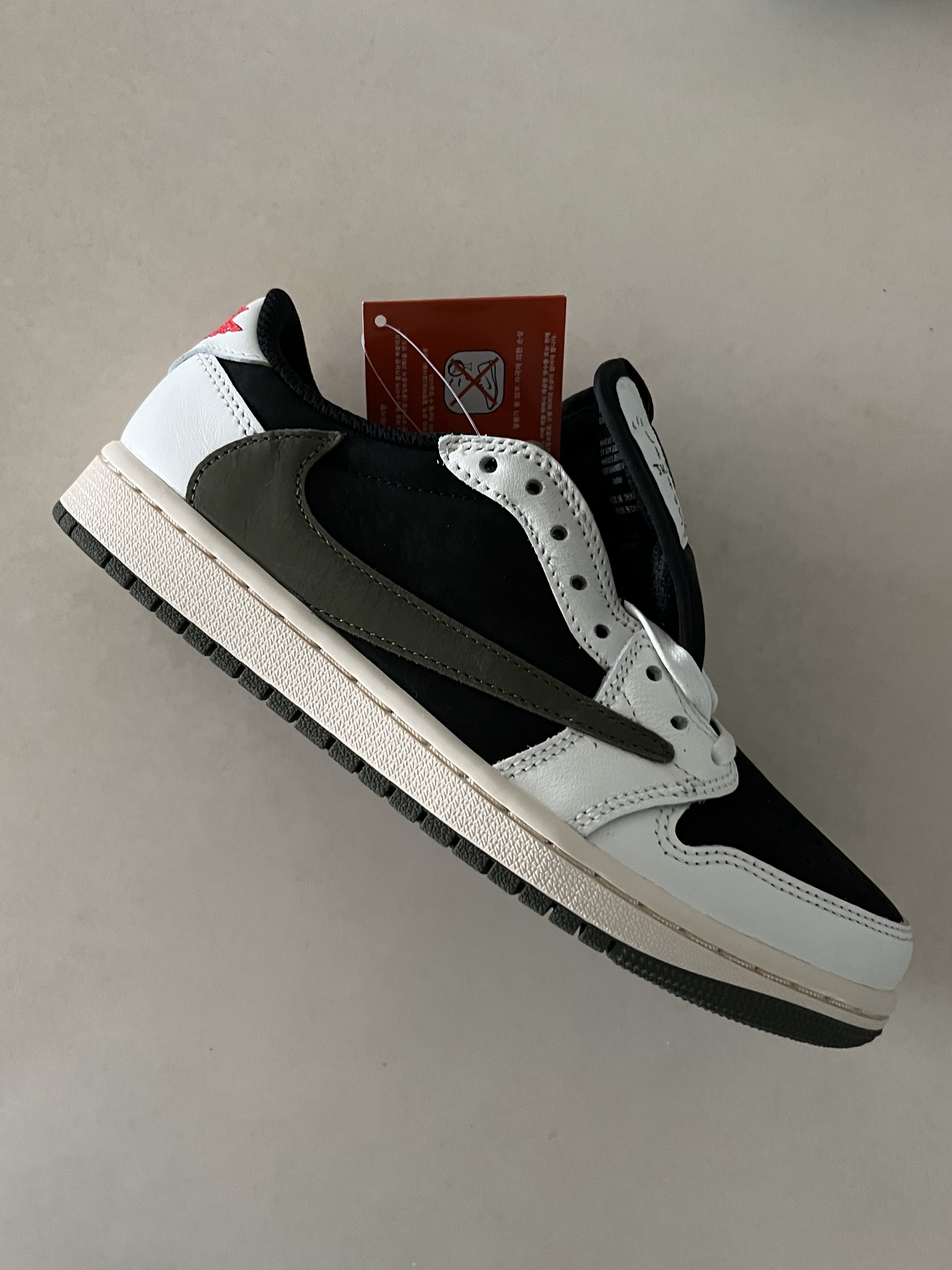 (W) Jordan 1 x Travis Scott Retro Low OG SP Medium Olive 착용 스타일 - 1