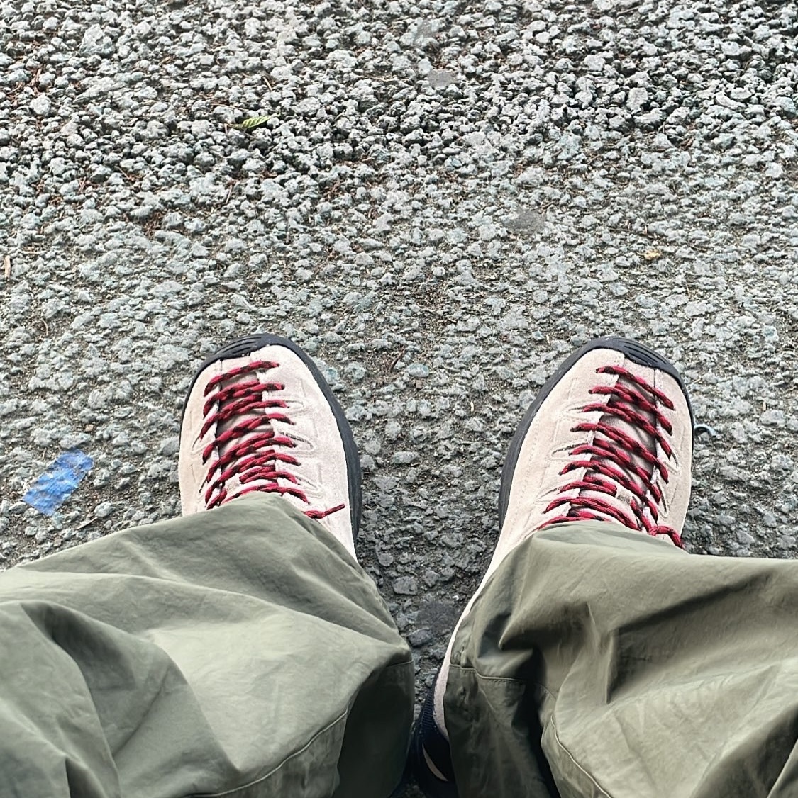 Keen Jasper Suede Sneakers Silver Mink 착용 스타일