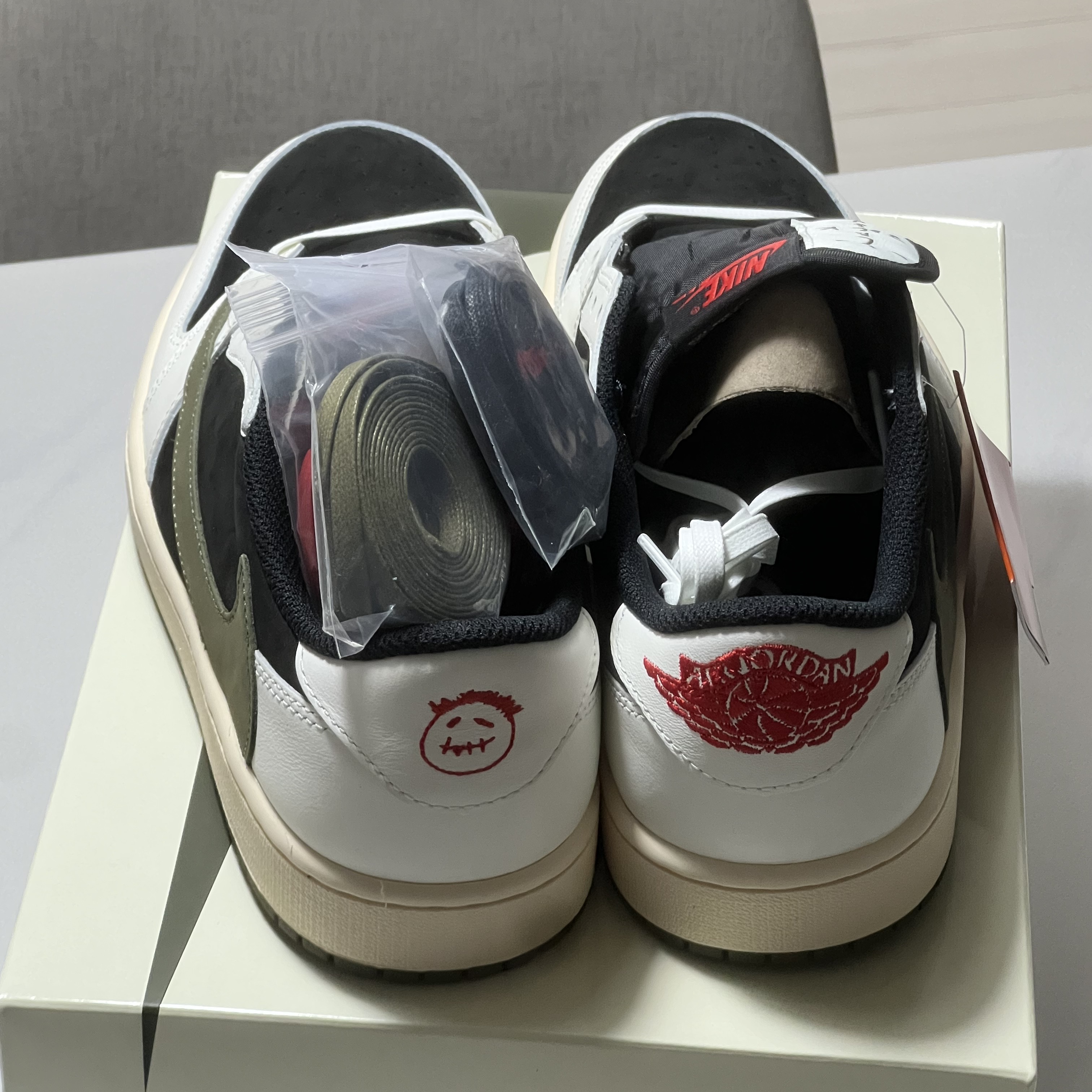 (W) Jordan 1 x Travis Scott Retro Low OG SP Medium Olive 착용 스타일 - 3