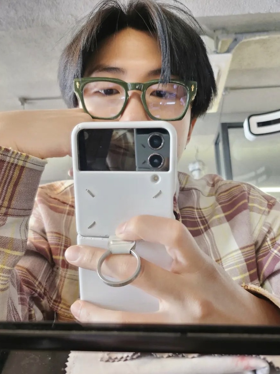 Samsung Galaxy Z Flip4 Maison Margiela Edition (Korean Ver.) 착용 스타일