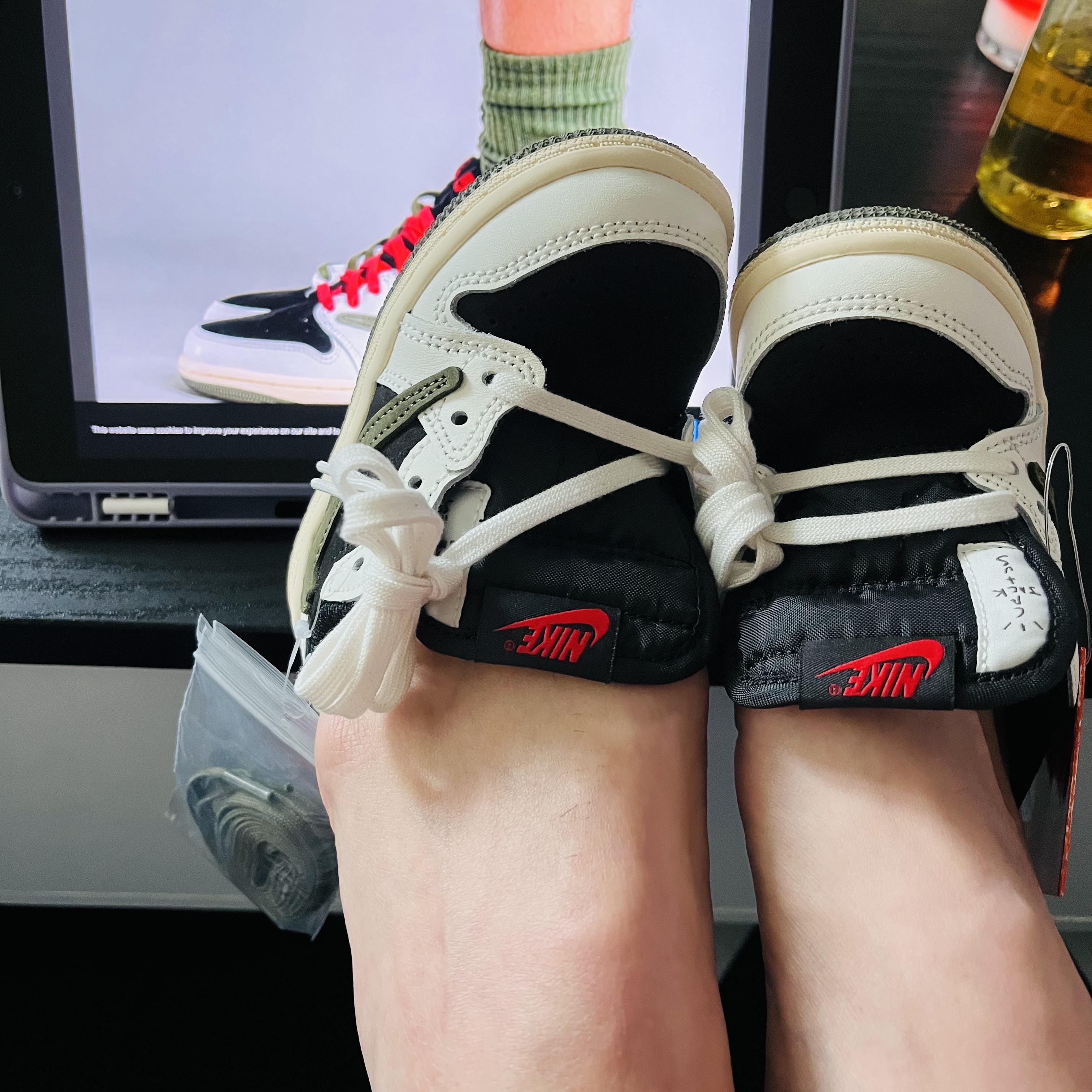 Jordan 1 x Travis Scott Retro Low OG SP Sail and Ridgerock 착용 스타일