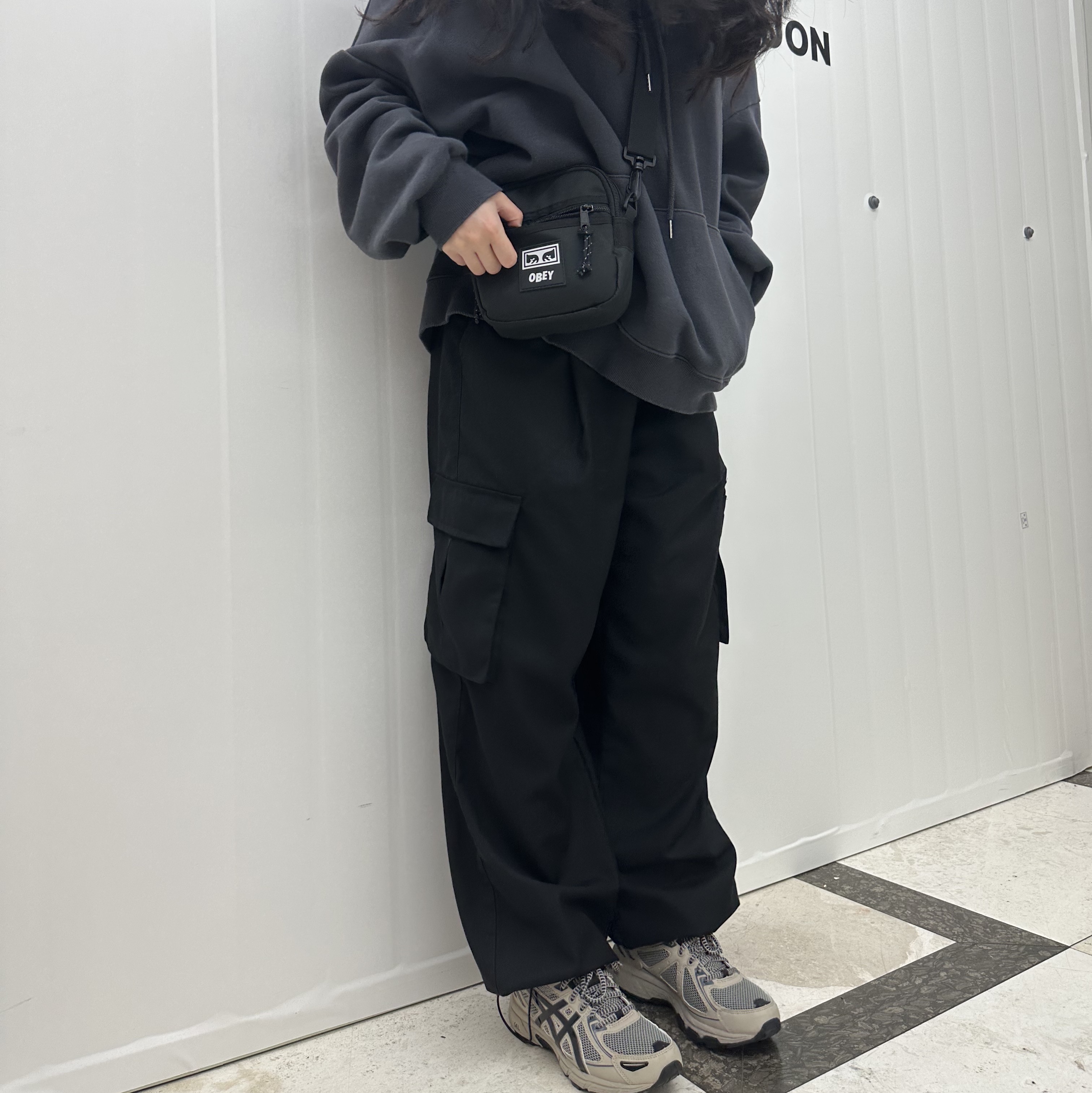 Asics Gel-Venture 6 Feather Grey Black 착용 스타일 - 1