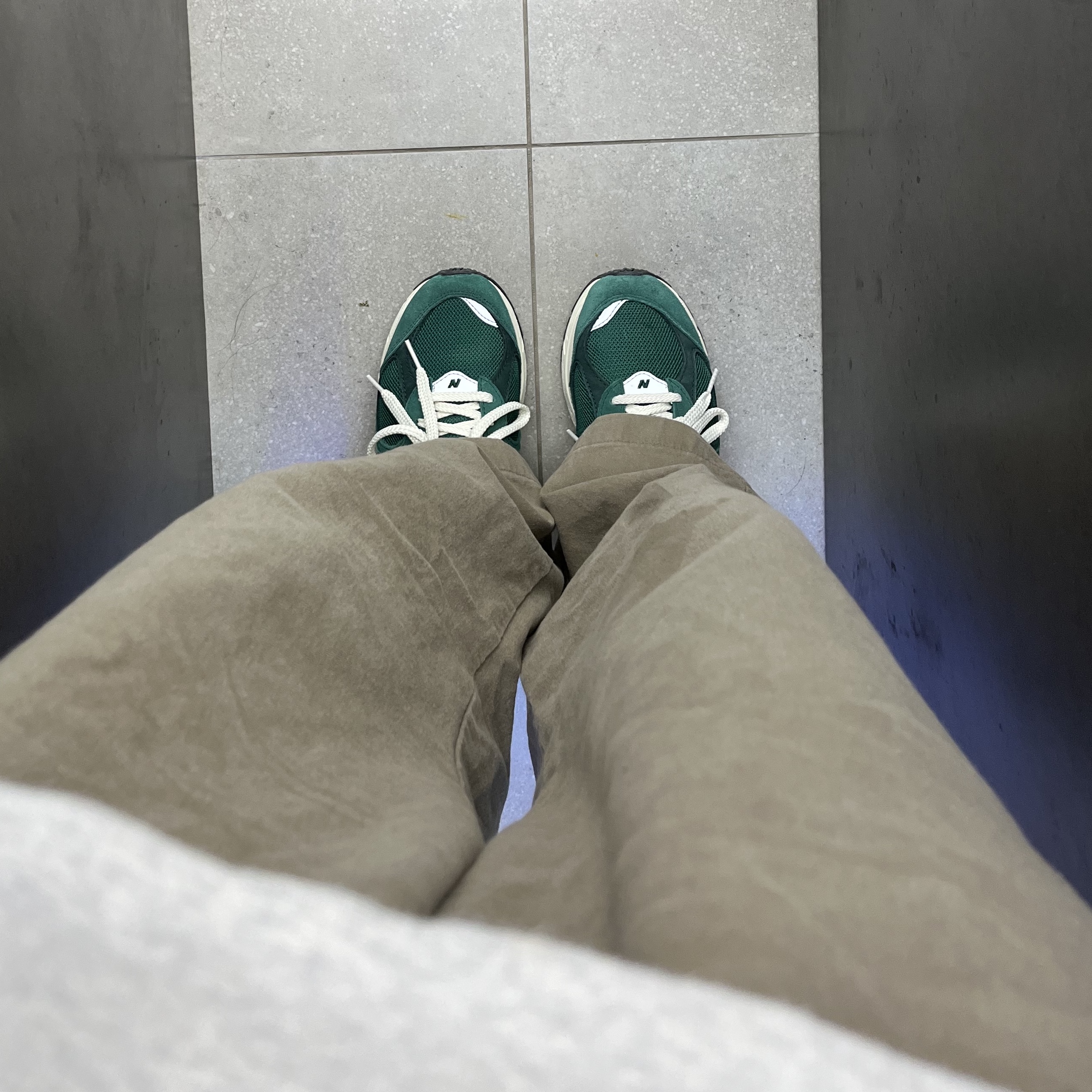 New Balance 2002R Nightwatch Green 착용 스타일