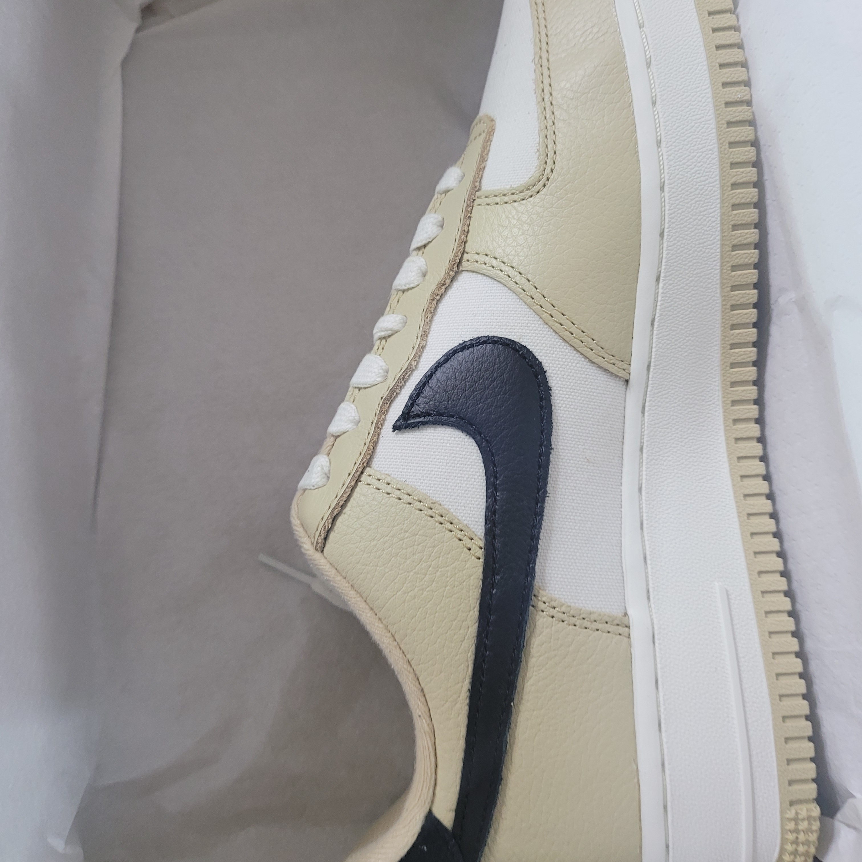 Nike Air Force 1 '07 LX Team Gold and Black 착용 스타일