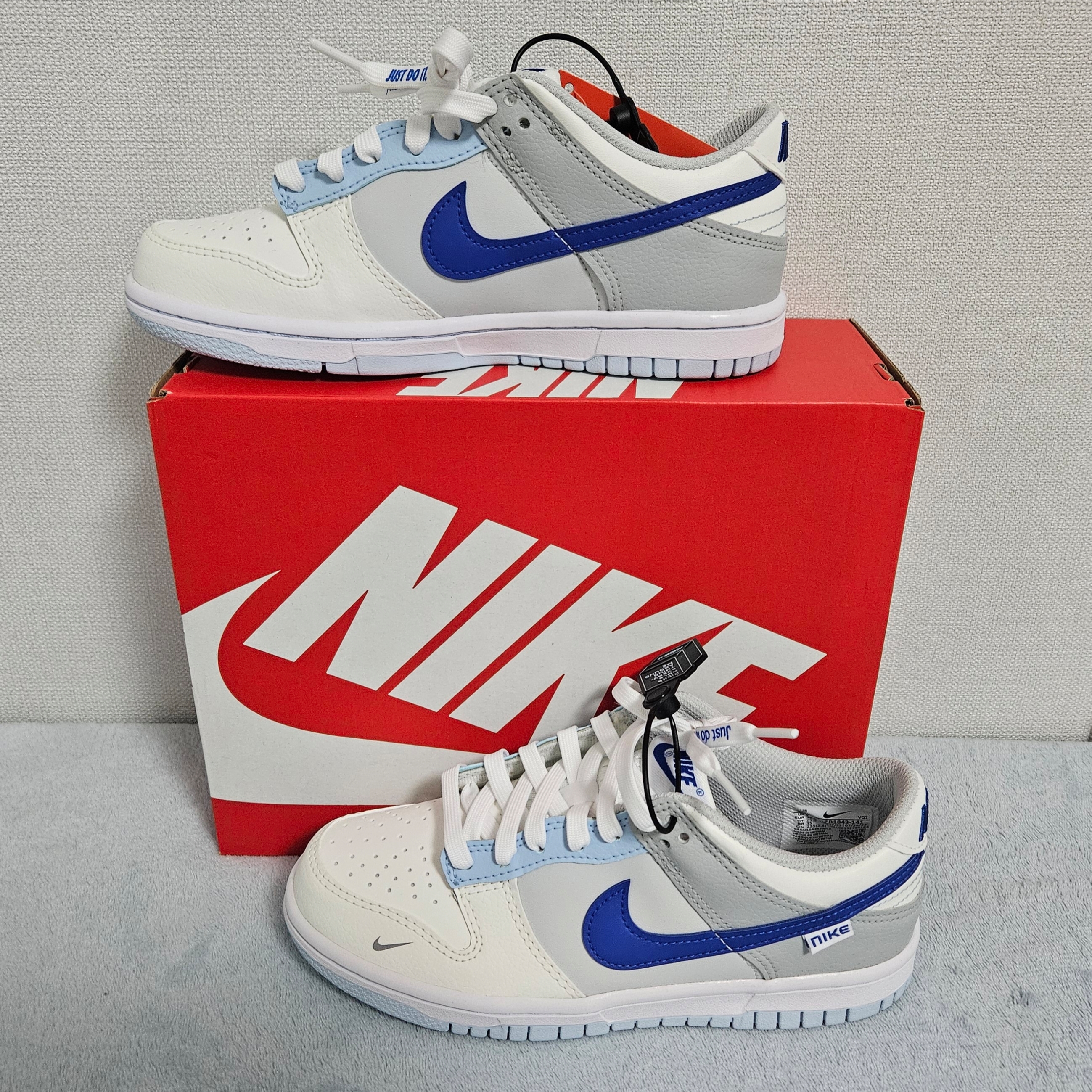 (GS) Nike Dunk Low Ivory Hyper Royal 착용 스타일 - 1
