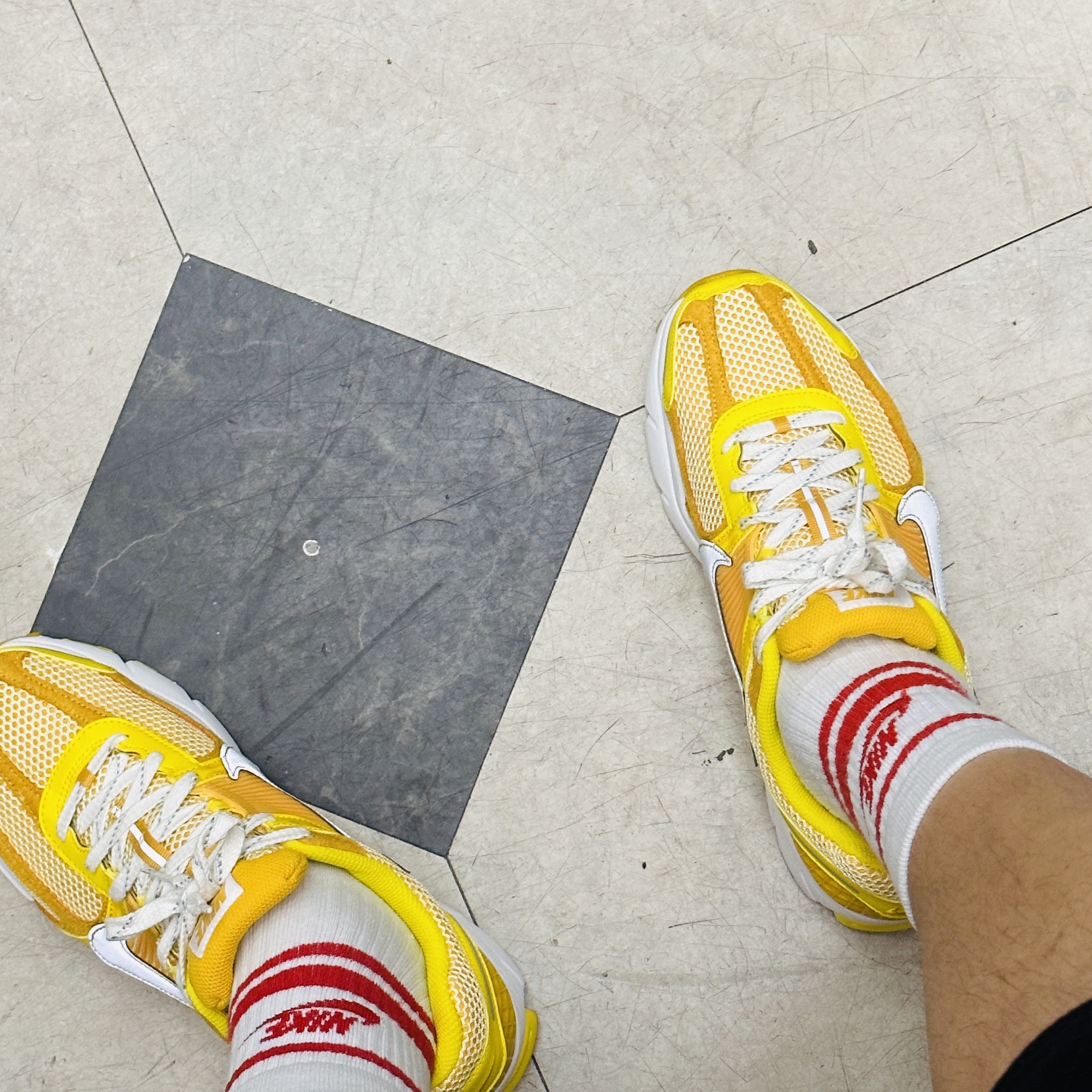 Nike Zoom Vomero 5 Yellow Ochre, (W) Nike Zoom Vomero 5 Photon Dust and Metallic Silver 착용 스타일 - 2