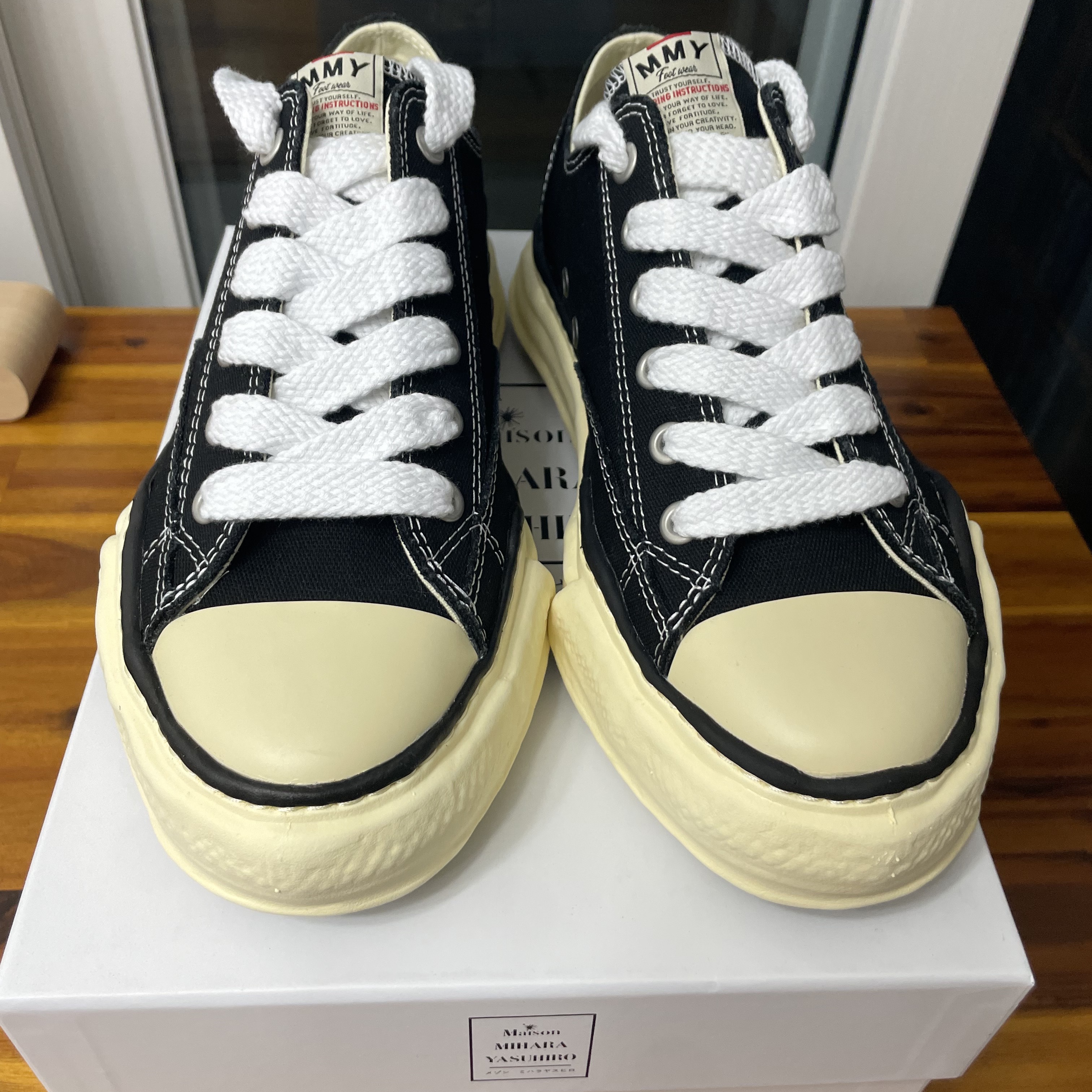 Maison Mihara Yasuhiro Peterson VL OG Sole Canvas Low-top Sneakers Black 착용 스타일 - 1