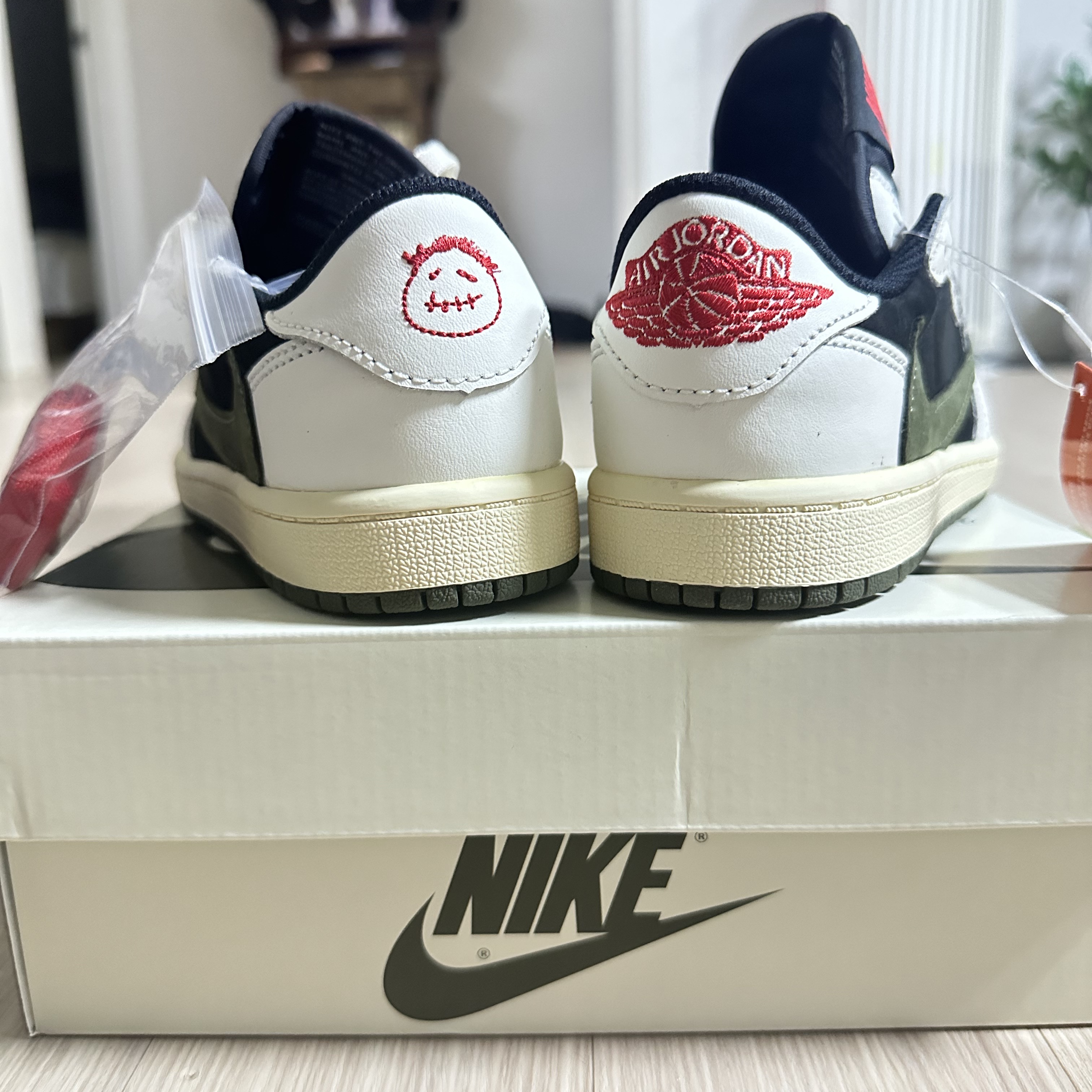 (PS) Jordan 1 x Travis Scott Retro Low OG SP Medium Olive 착용 스타일 - 2