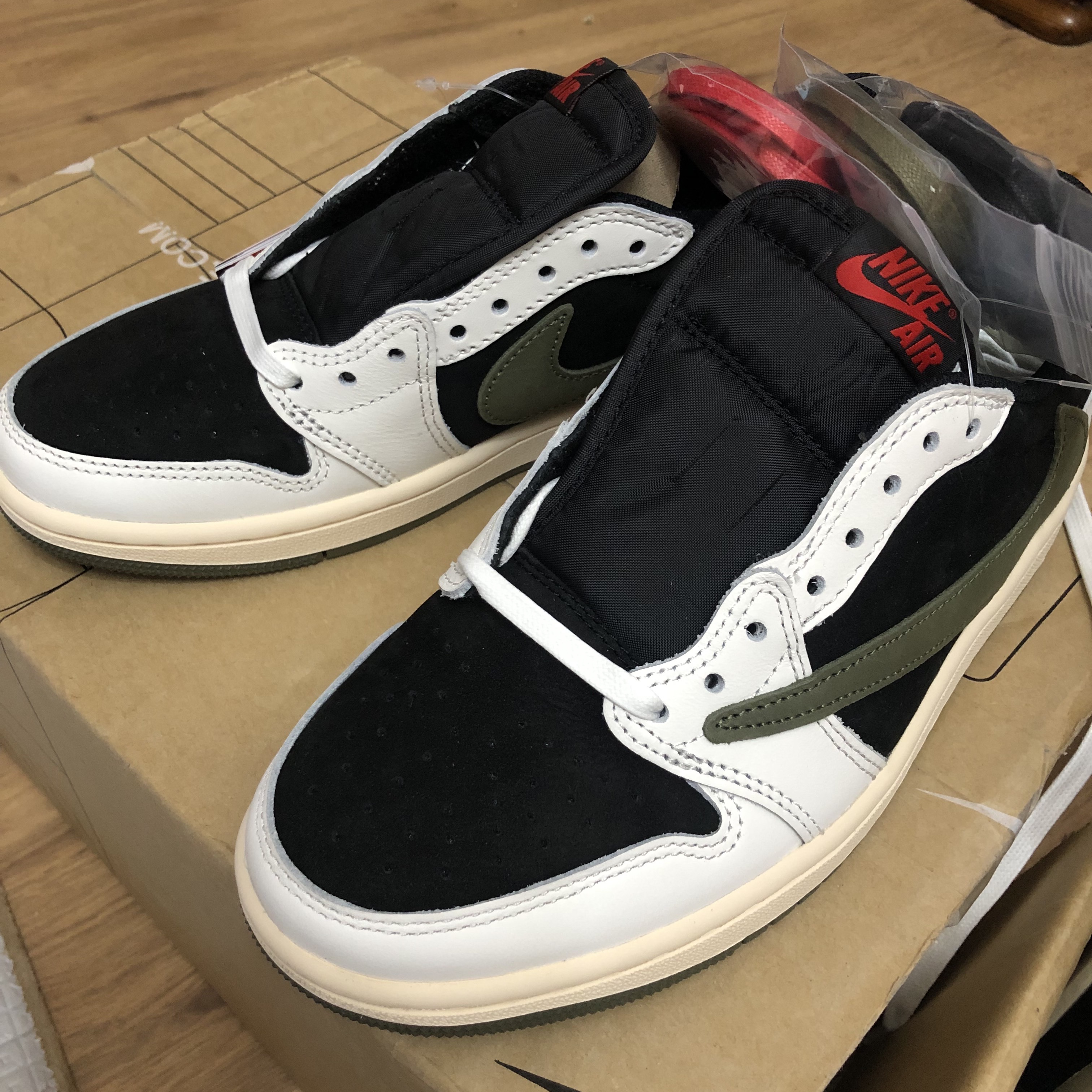 (W) Jordan 1 x Travis Scott Retro Low OG SP Medium Olive 착용 스타일 - 1