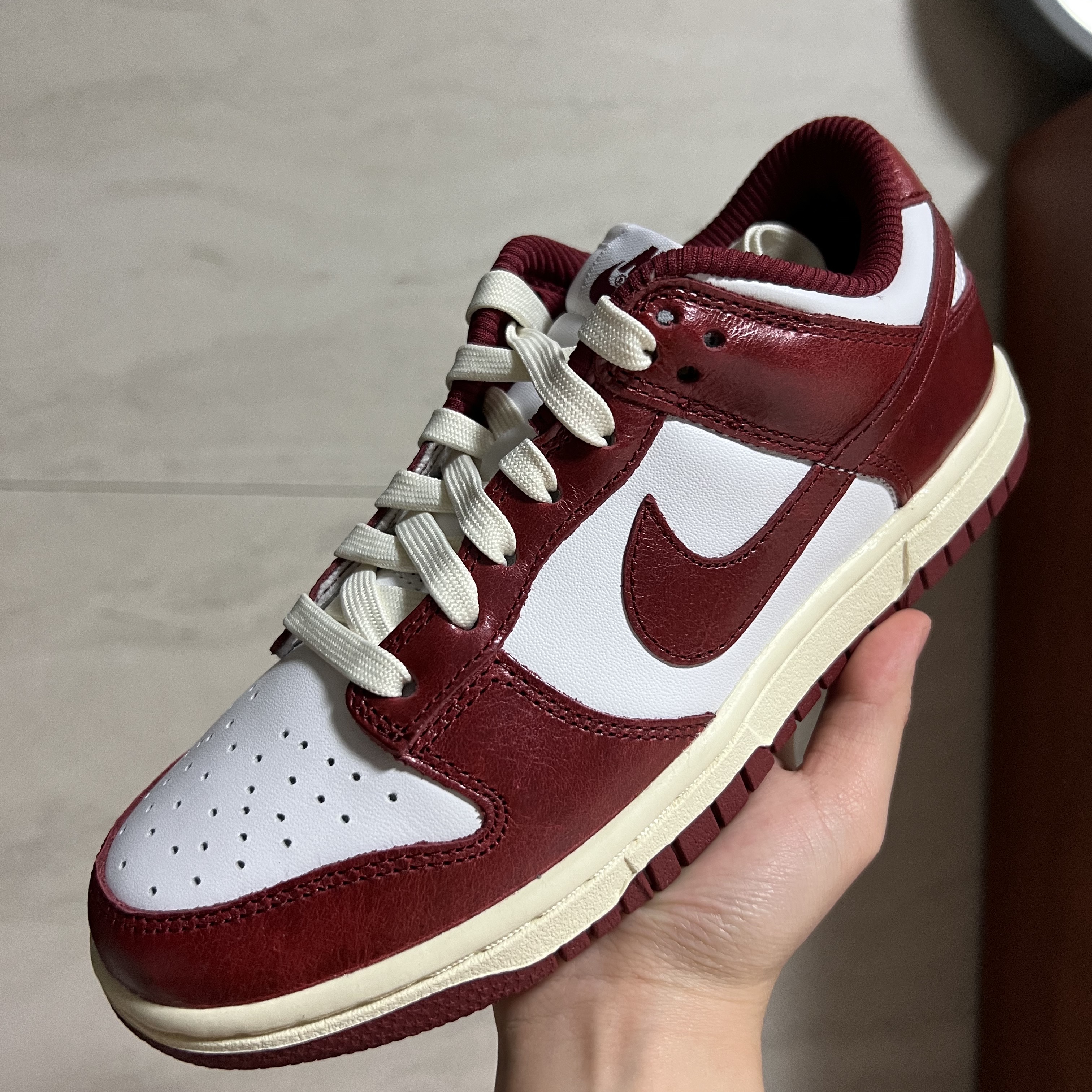 (W) Nike Dunk Low Retro PRM Team Red and White 착용 스타일 - 2