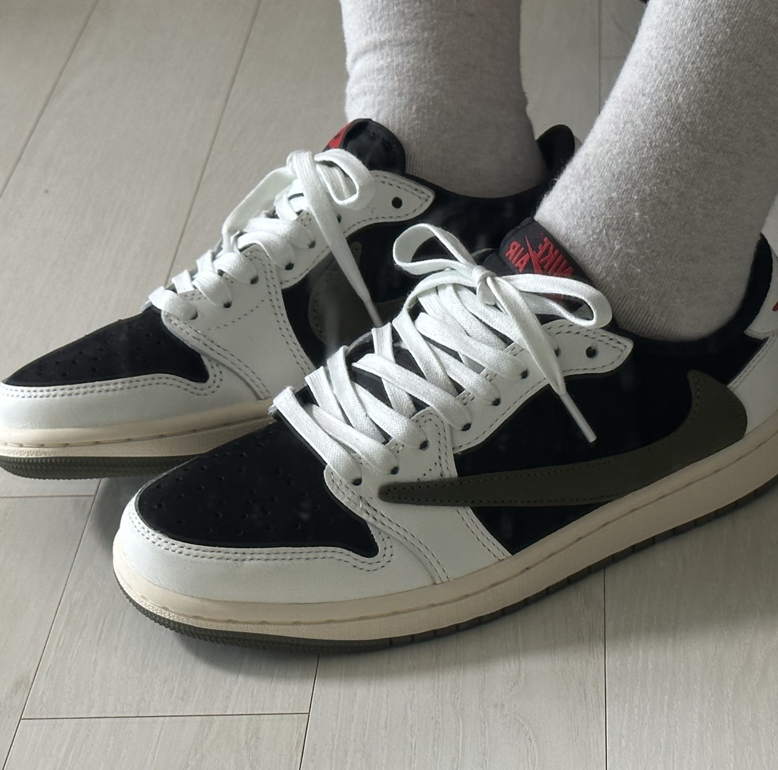 (W) Jordan 1 x Travis Scott Retro Low OG SP Medium Olive 착용 스타일 - 3