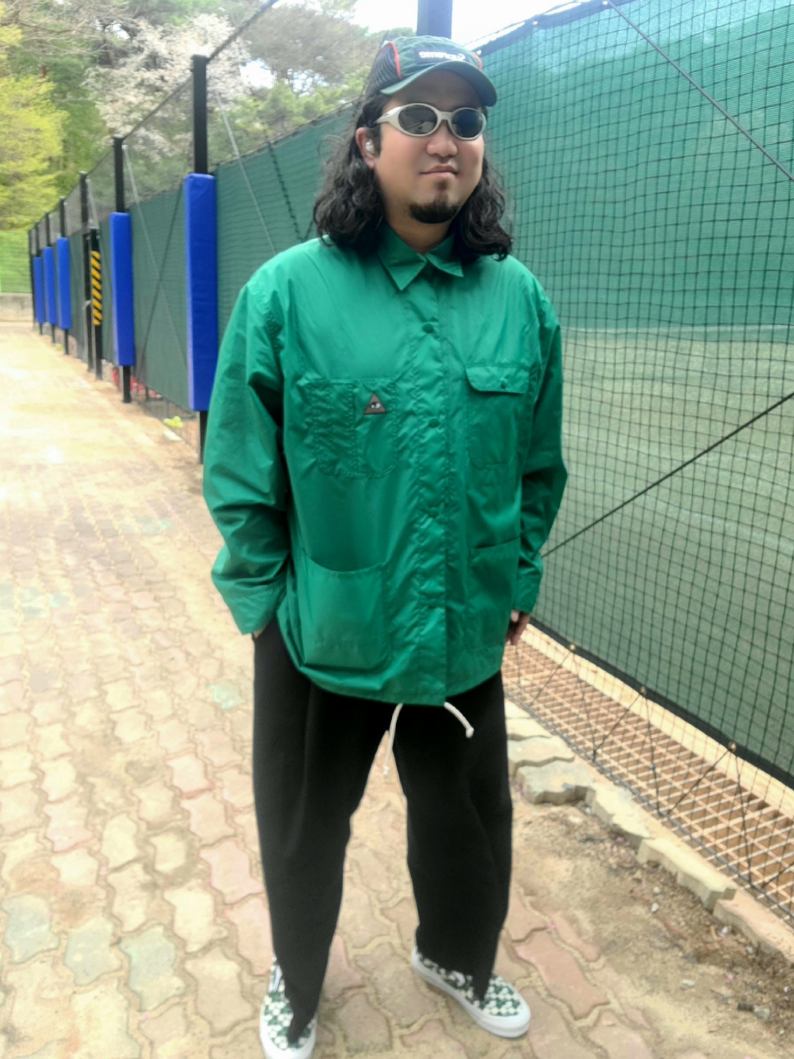 오클리 아이 자켓 리덕스 실버 프레임 프리즘 블랙 폴러라이즈드 렌즈 하이 브릿지 핏 착용 스타일 - 3