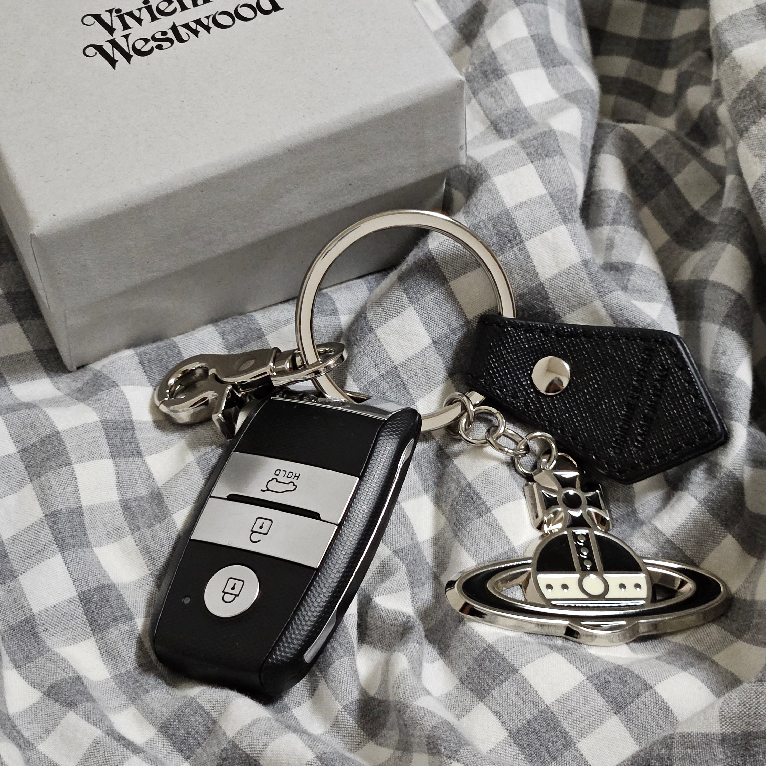 Vivienne Westwood Saffiano Black and White Keyring Black 착용 스타일