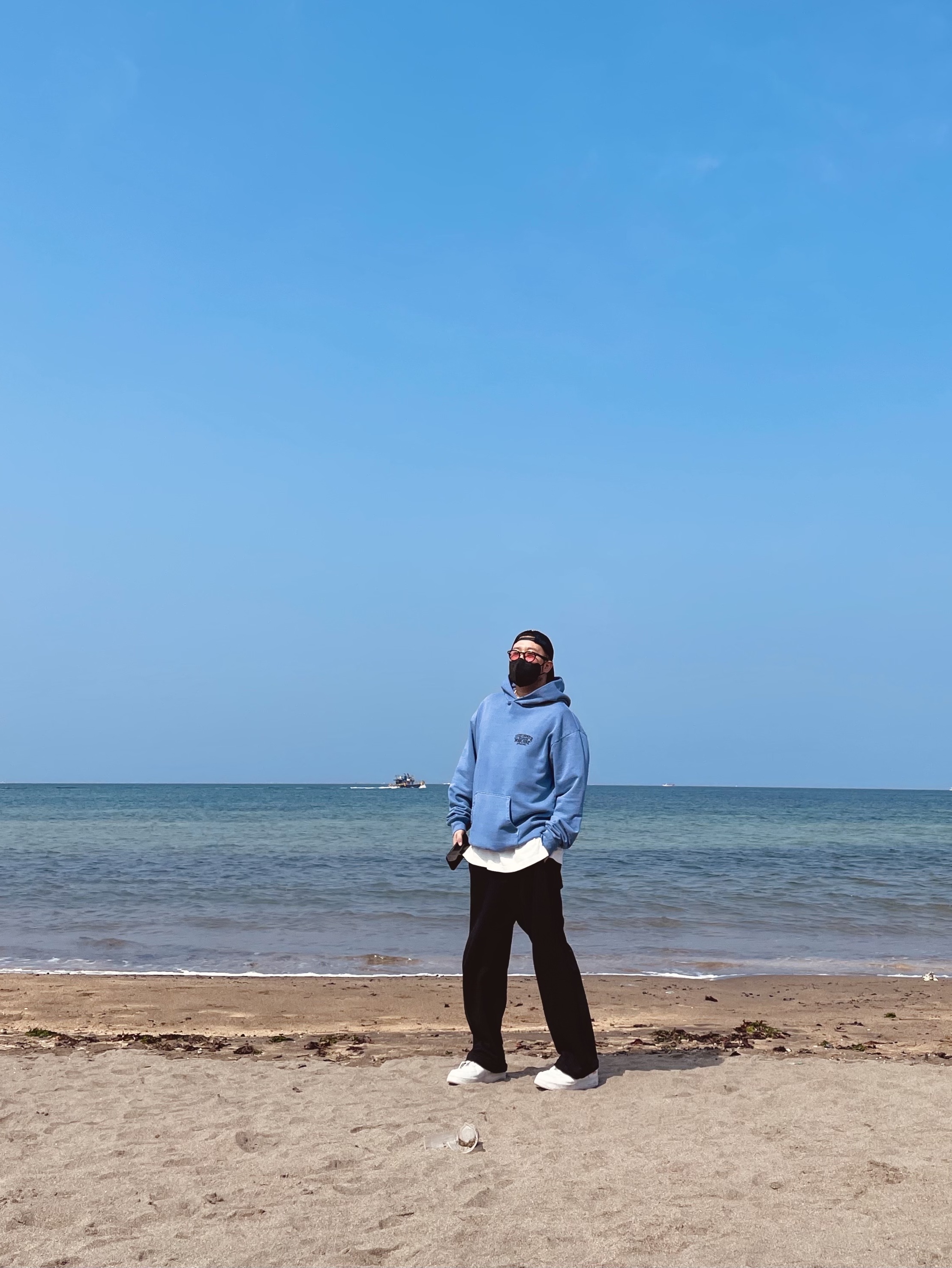 스투시 x 아워레가시 워크샵 서프맨 피그먼트 다이드 후드 블루, 나이키 x 슈프림 에어포스 1 로우 화이트 착용 스타일 - 4