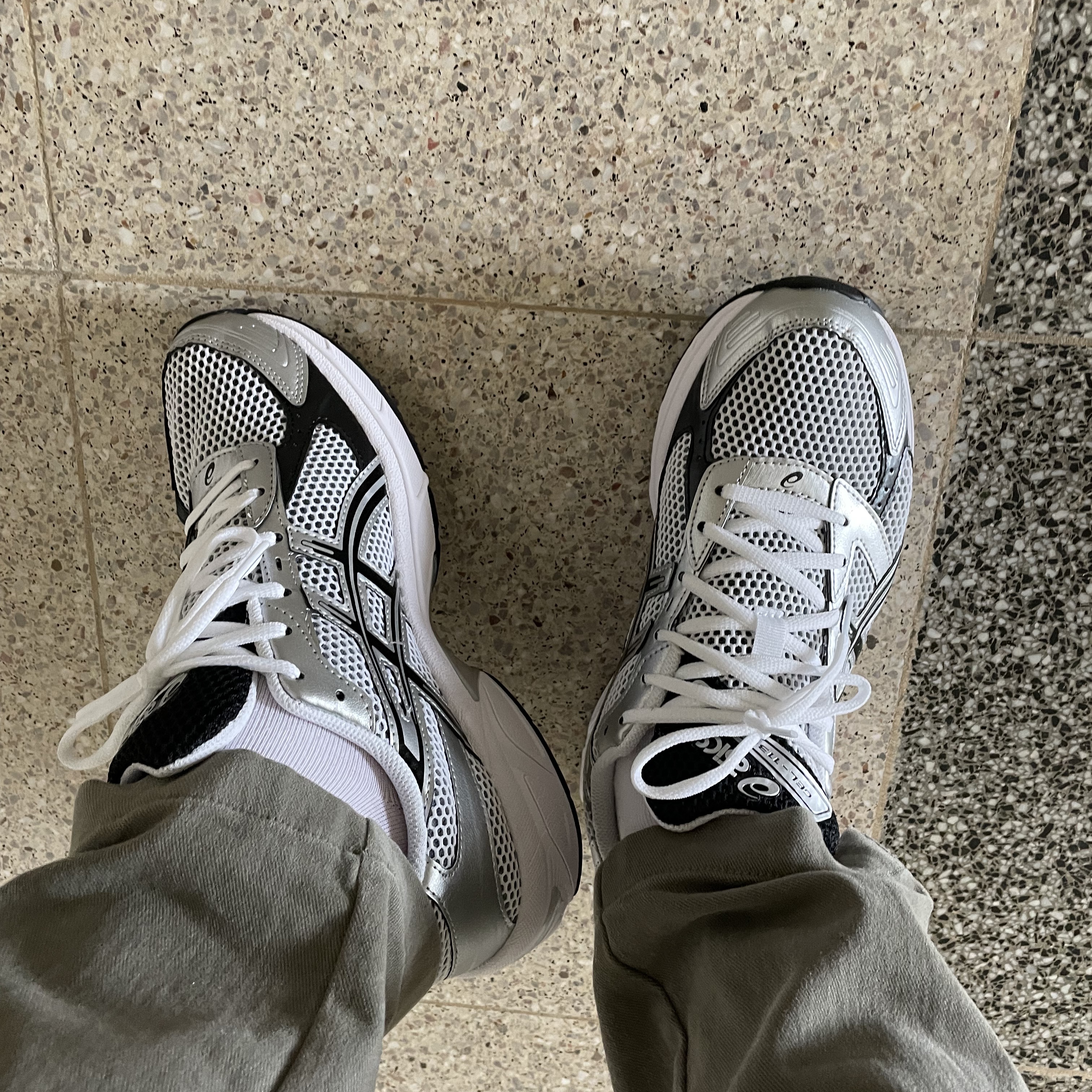 Asics Gel-1130 White Black 착용 스타일 - 1