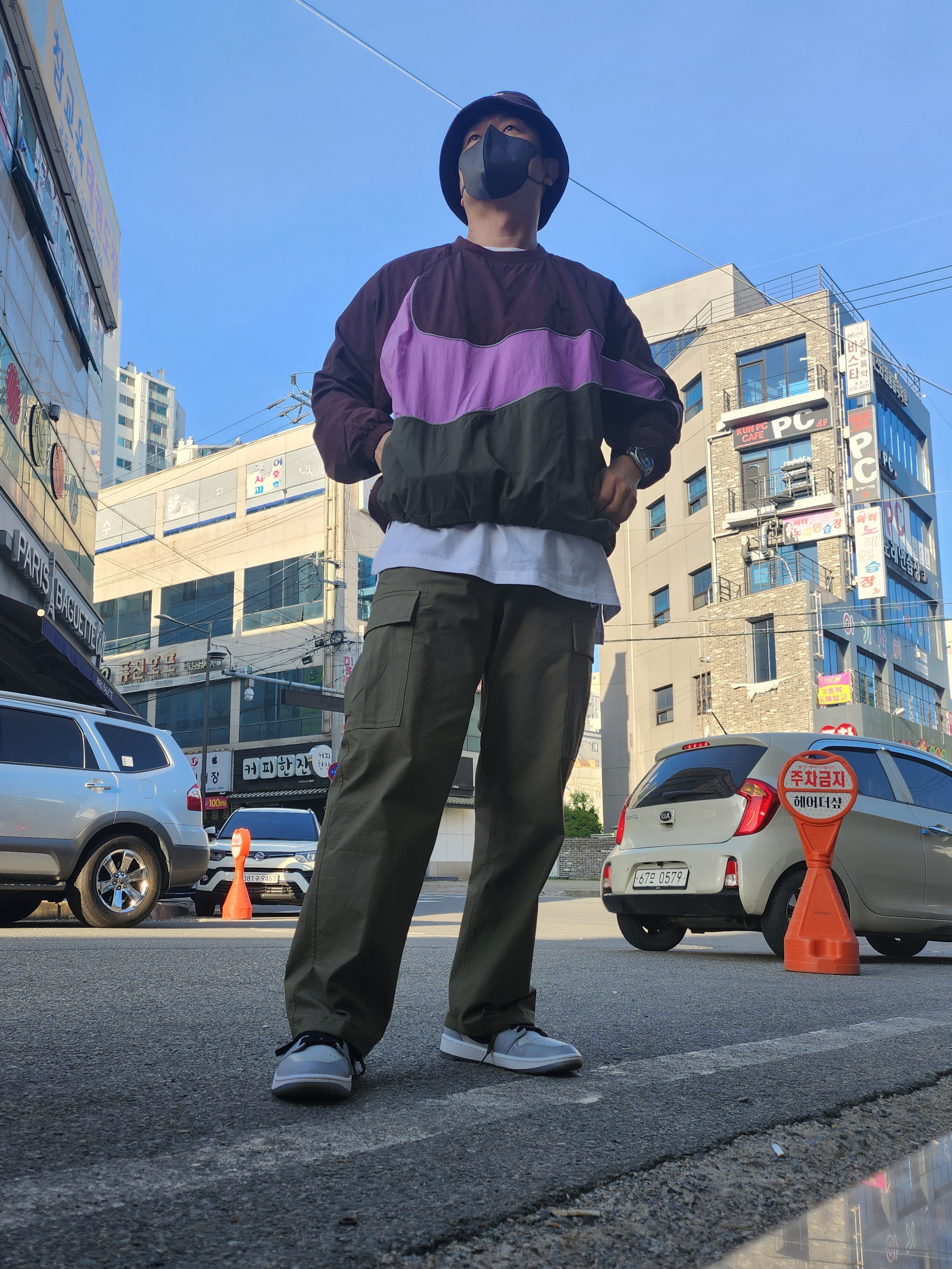 나이키 NSW 퓨추라 워시드 버킷햇 어스, 조던 1 로우 골프 울프 그레이 착용 스타일 - 2