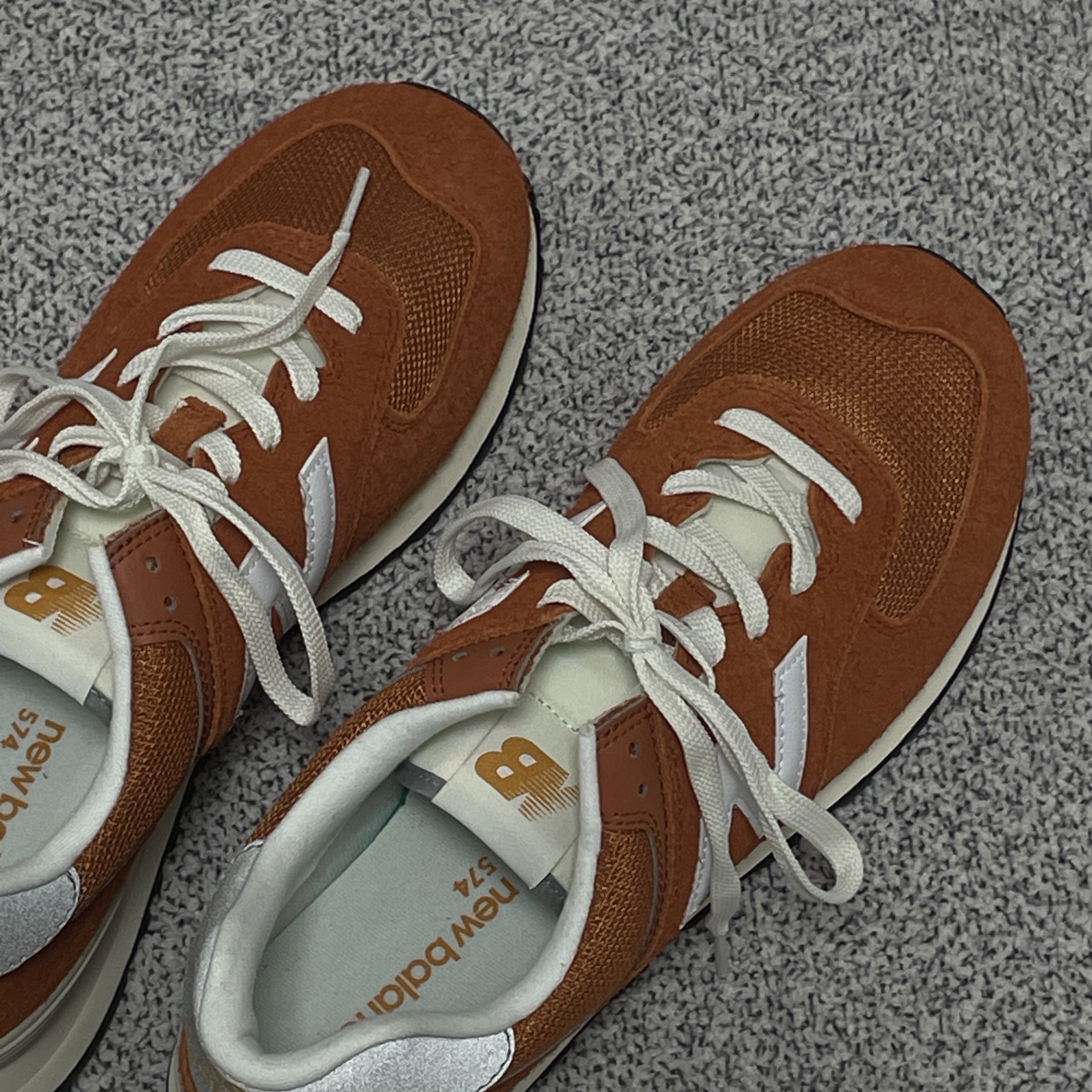 New Balance 574 Heritage Orange Burst White 착용 스타일