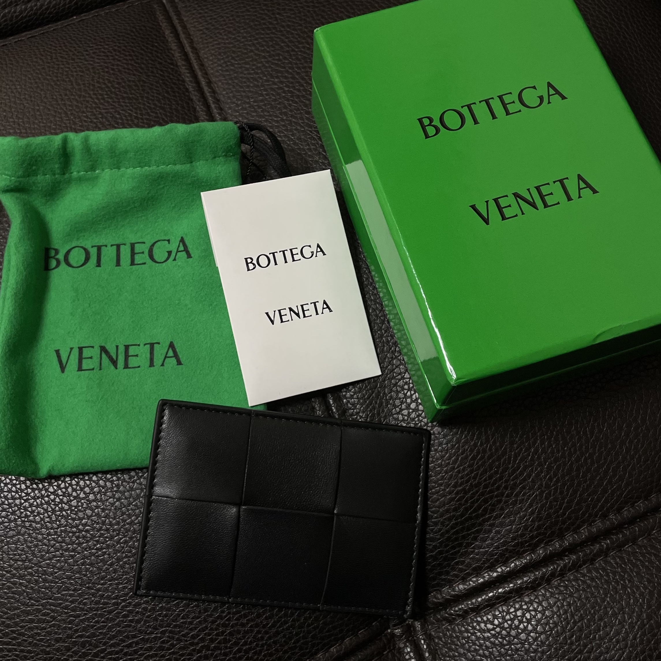 Bottega Veneta Credit Card Case Lambskin & Calfskin Black 착용 스타일