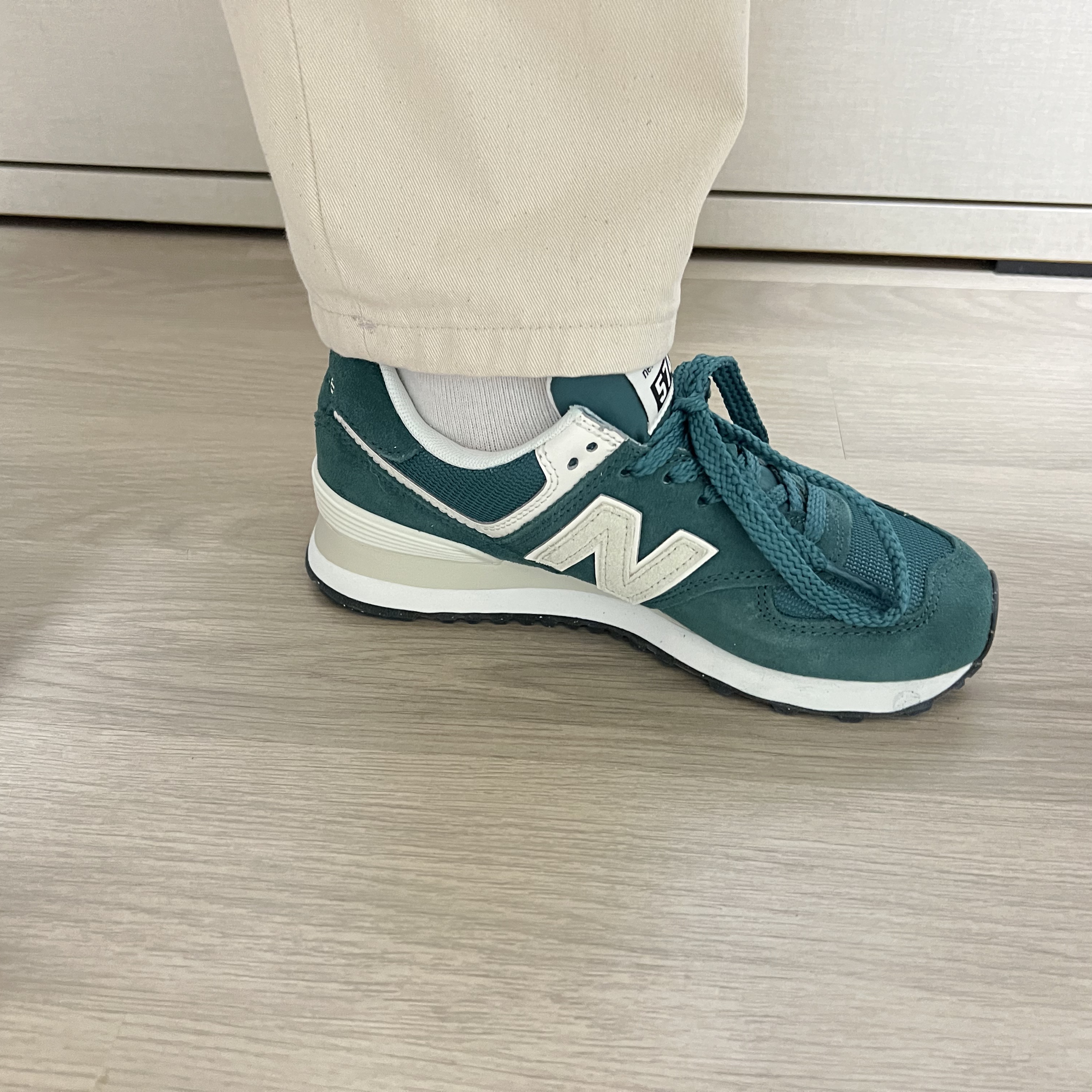 New Balance 574 Classics Reimagined Green 착용 스타일 - 2