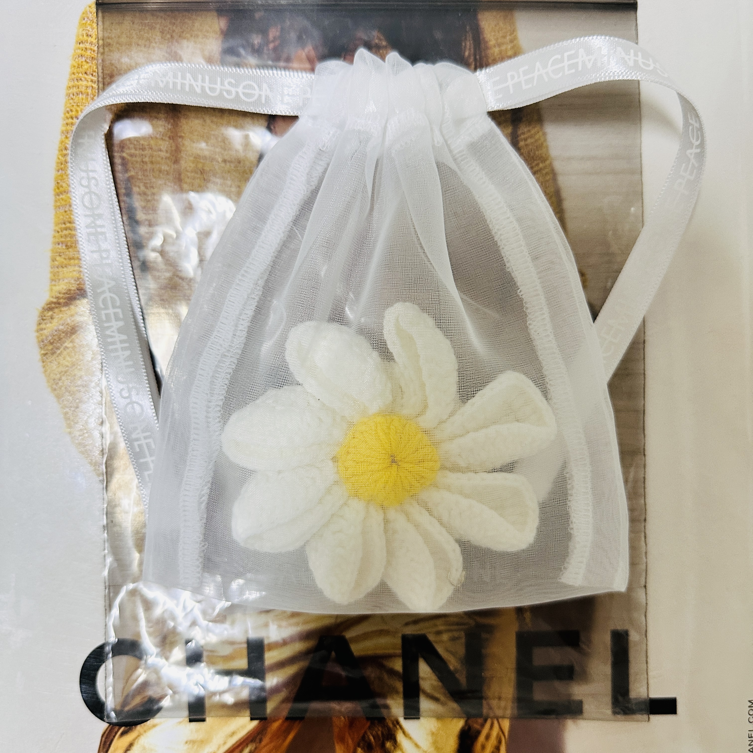 Peaceminusone Daisy Corsage #1 White 착용 스타일 - 1