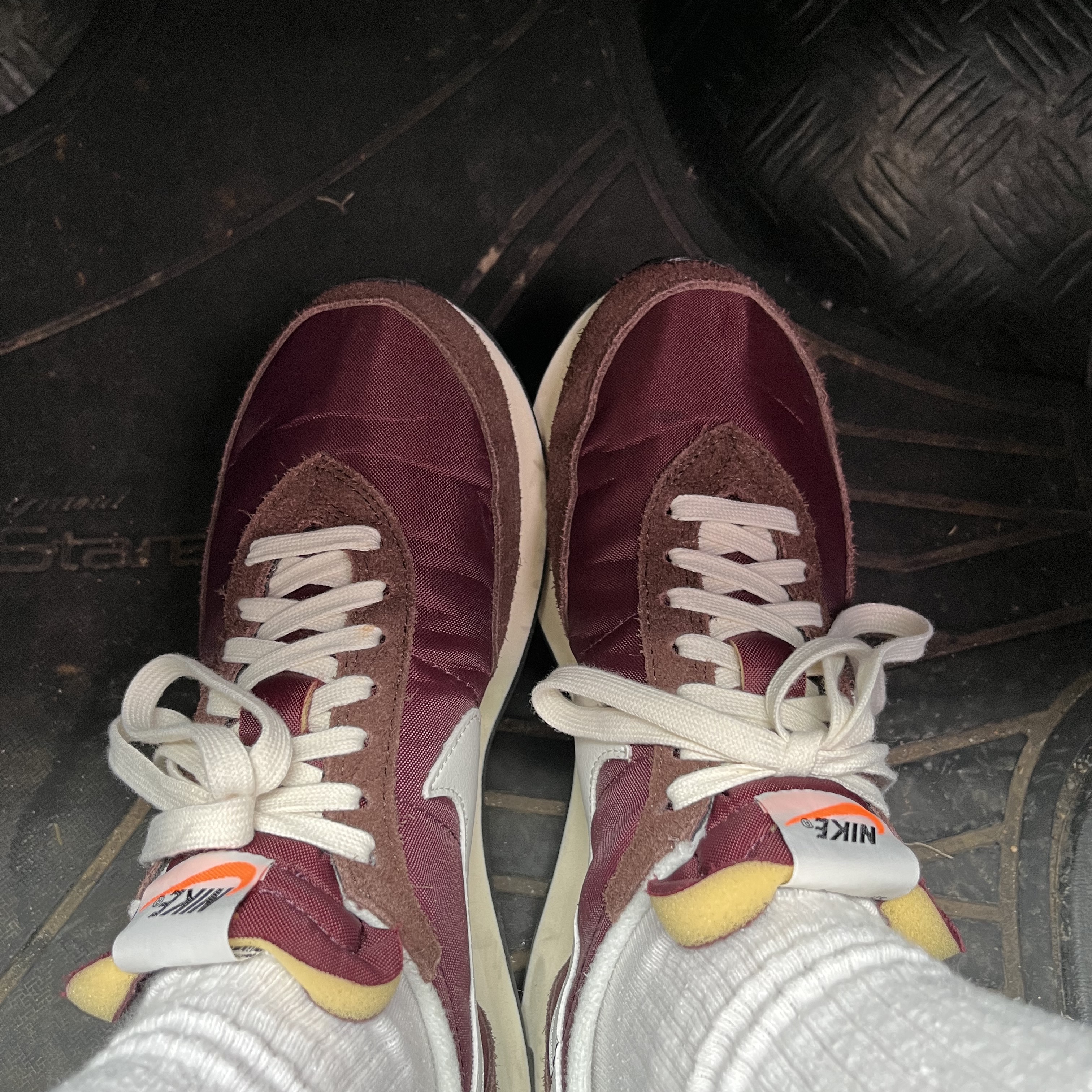 Nike Waffle Trainer 2 SE Burgundy Crush 착용 스타일