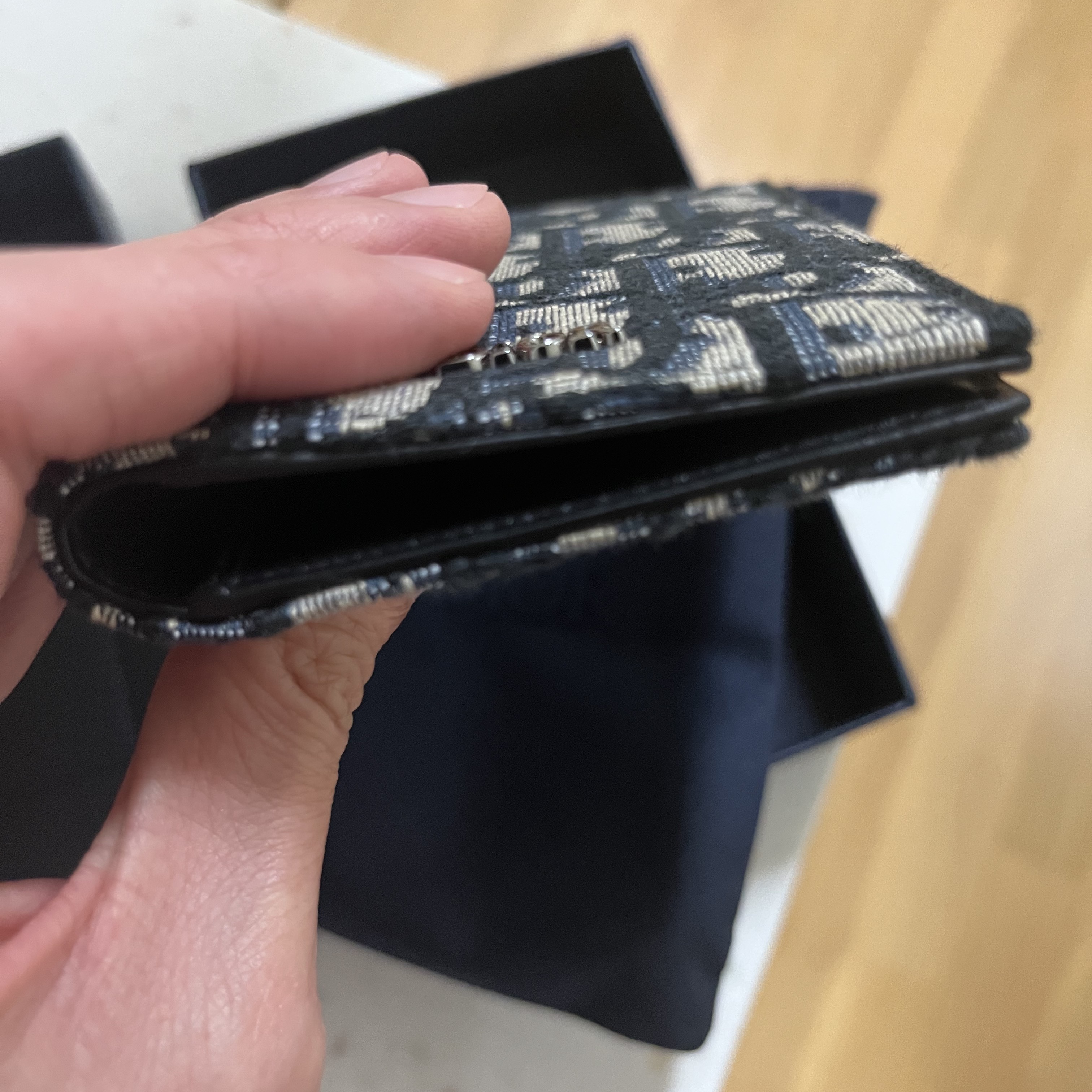 Dior Bi-Fold Card Holder Beige & Black Dior Oblique Jacquard 착용 스타일 - 5