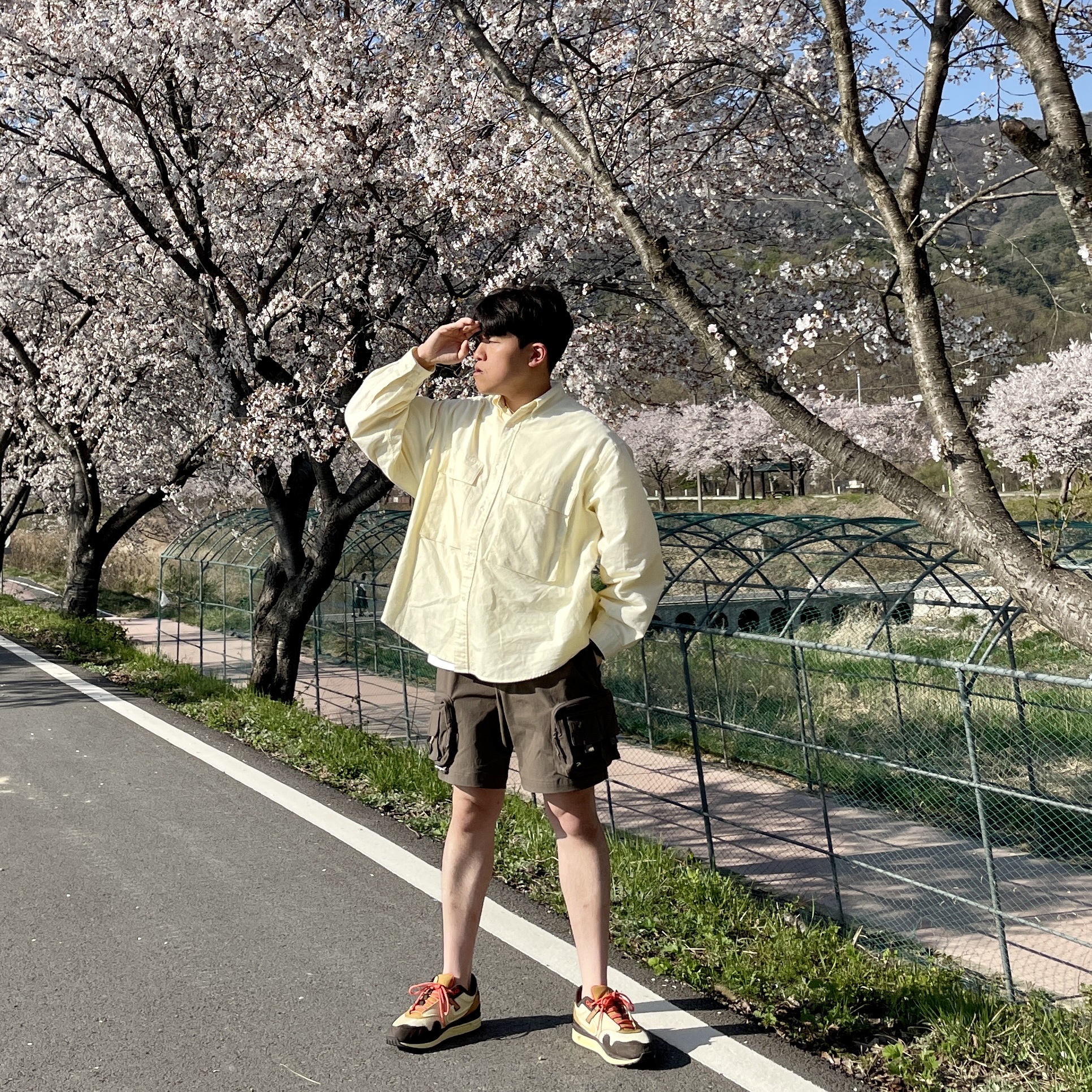 Nike x Travis Scott Air Max 1 Cact.us Brown, Nike ACG Cargo Shorts Ironstone - Asia 착용 스타일 - 3