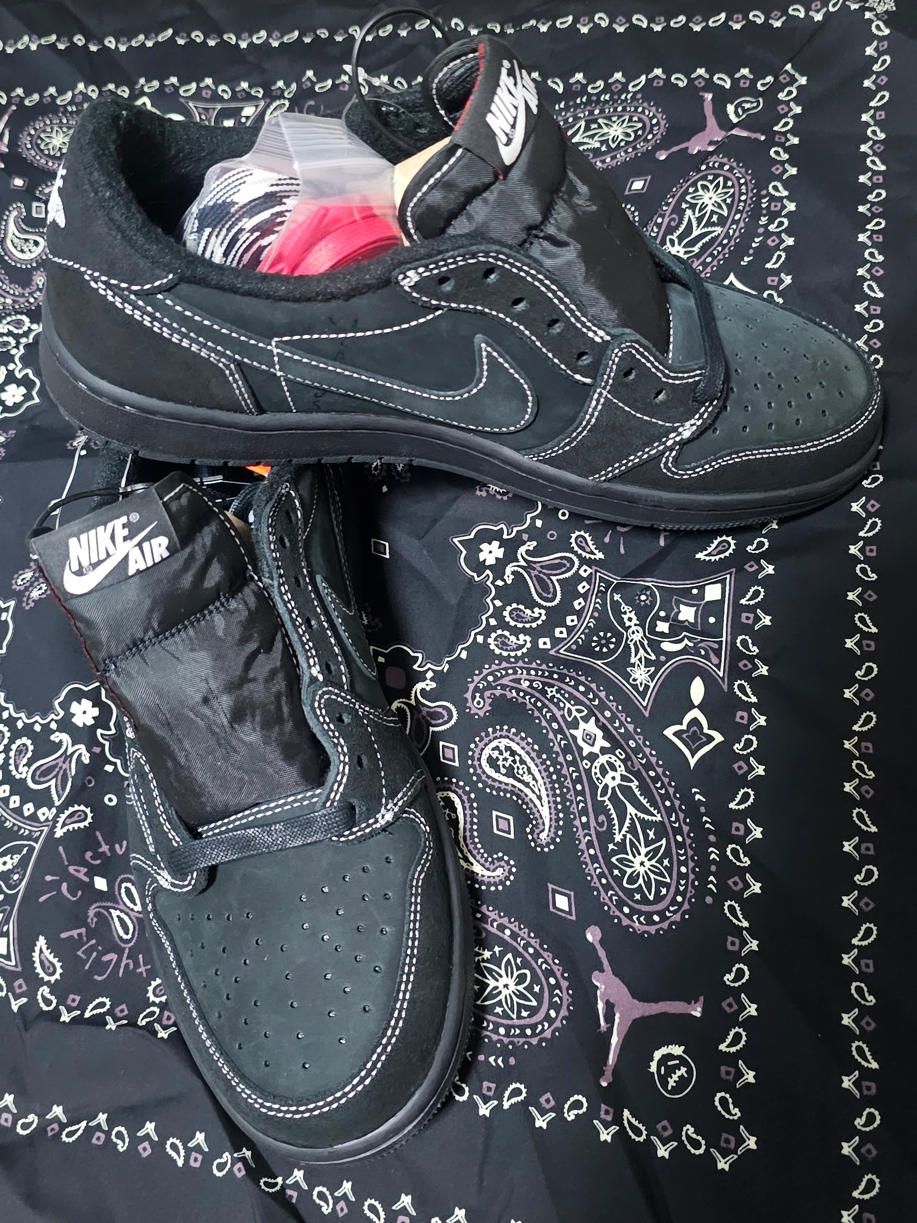 Jordan 1 x Travis Scott Retro Low OG SP Black Phantom 착용 스타일 - 2