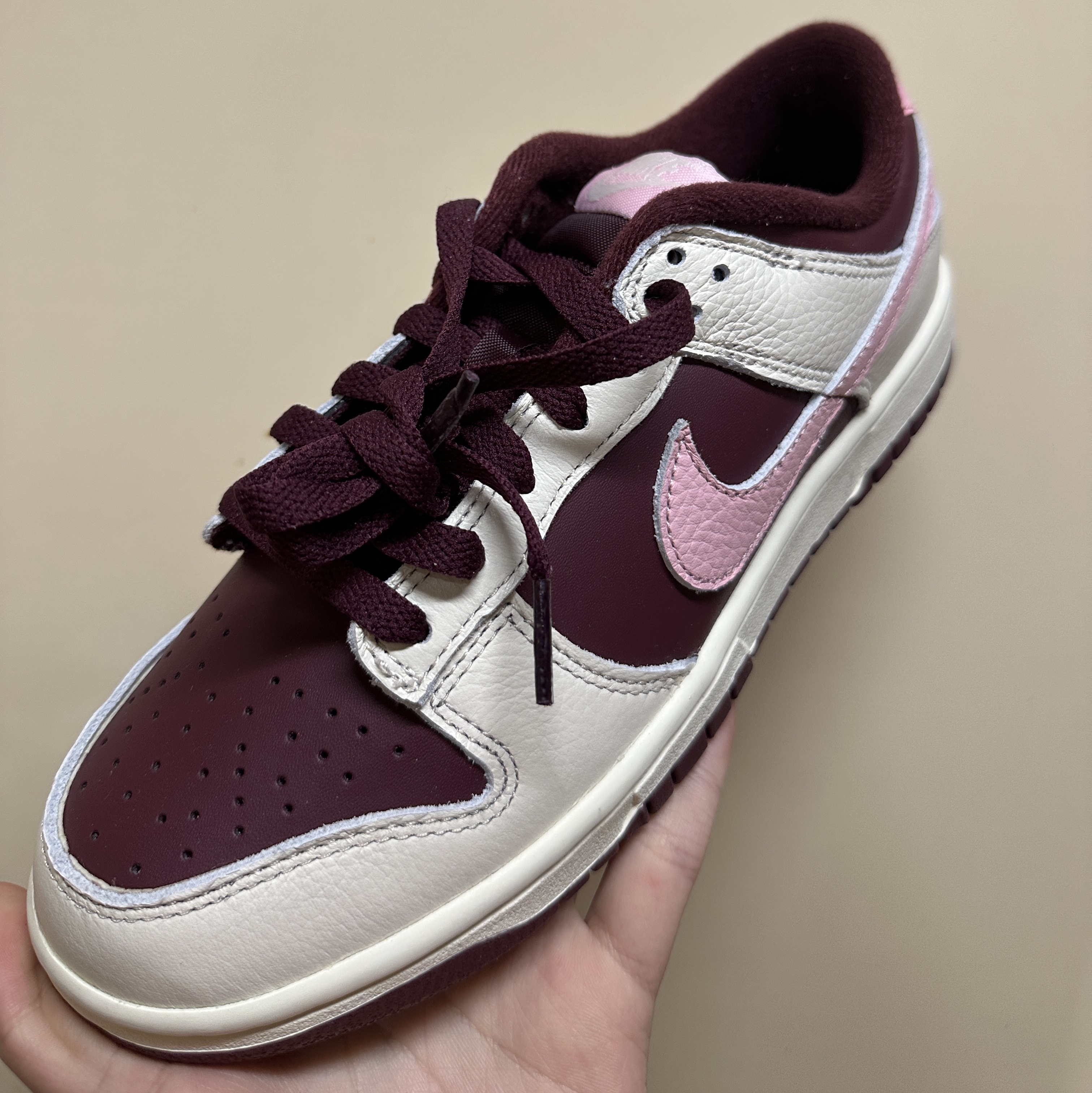 NIke Dunk Low Retro Night Maroon and Medium Soft Pink 착용 스타일