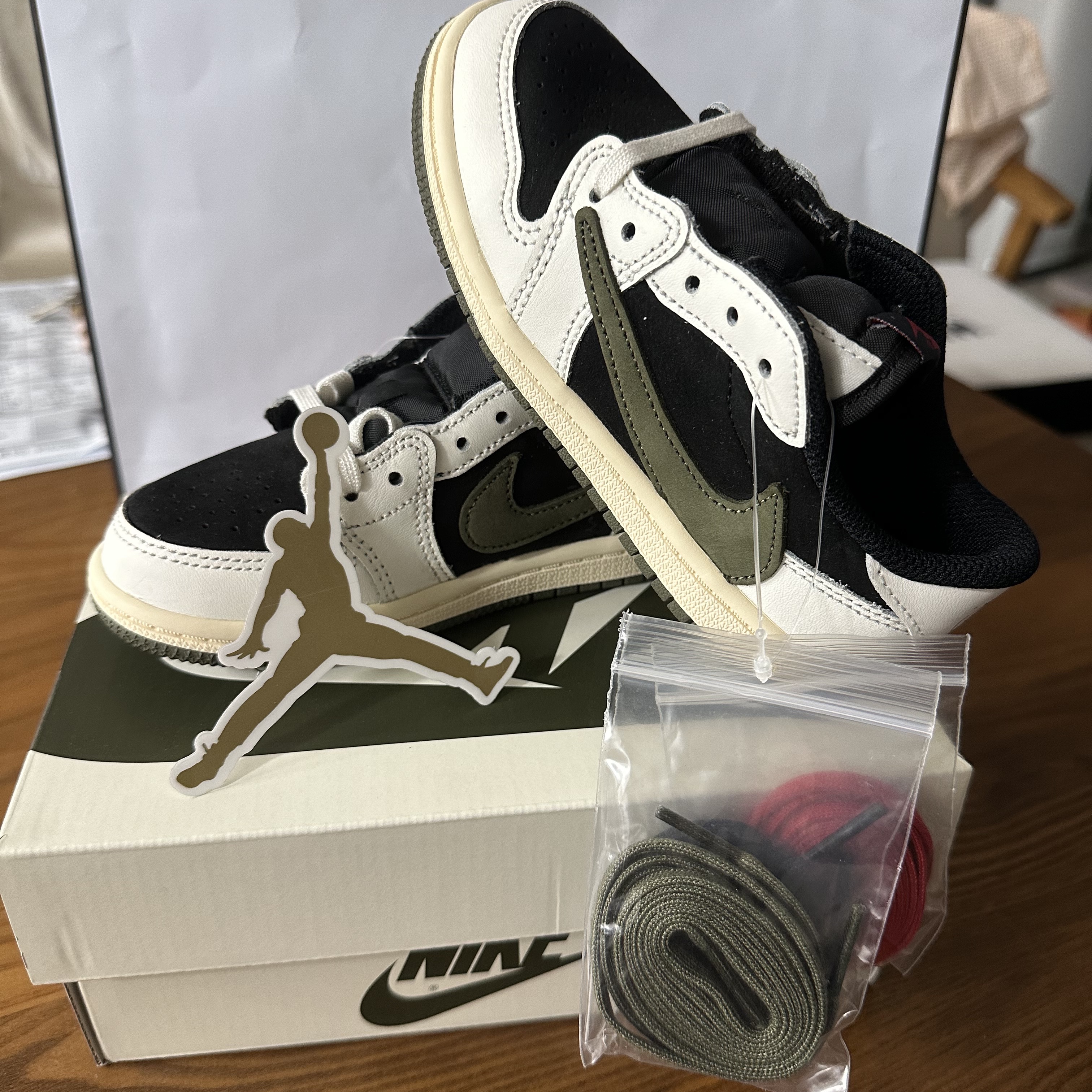 (TD) Jordan 1 x Travis Scott Retro Low OG SP Medium Olive 착용 스타일