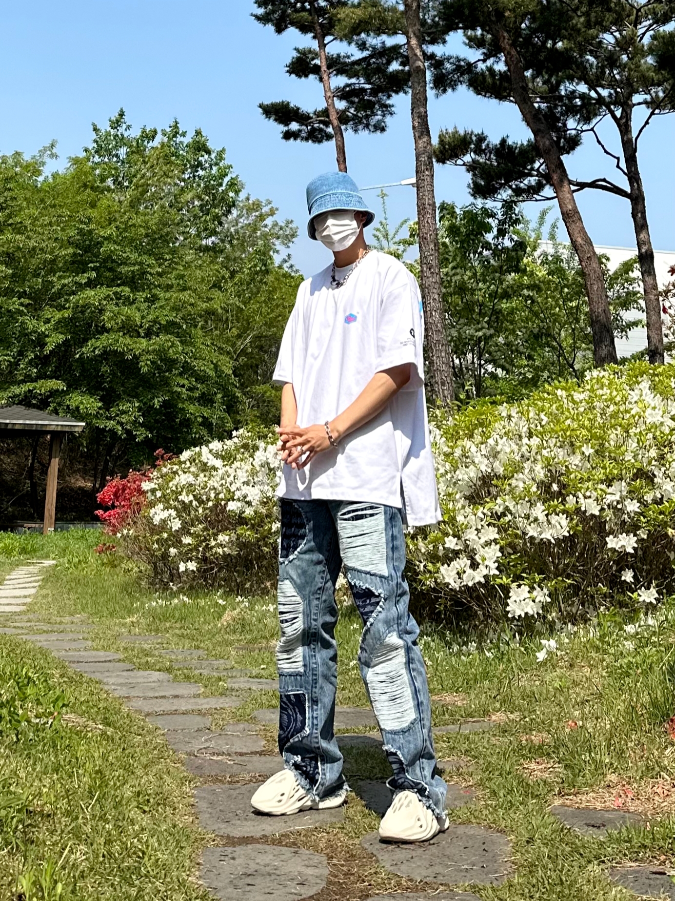 Adidas Yeezy Foam RNNR Sand 착용 스타일 - 3