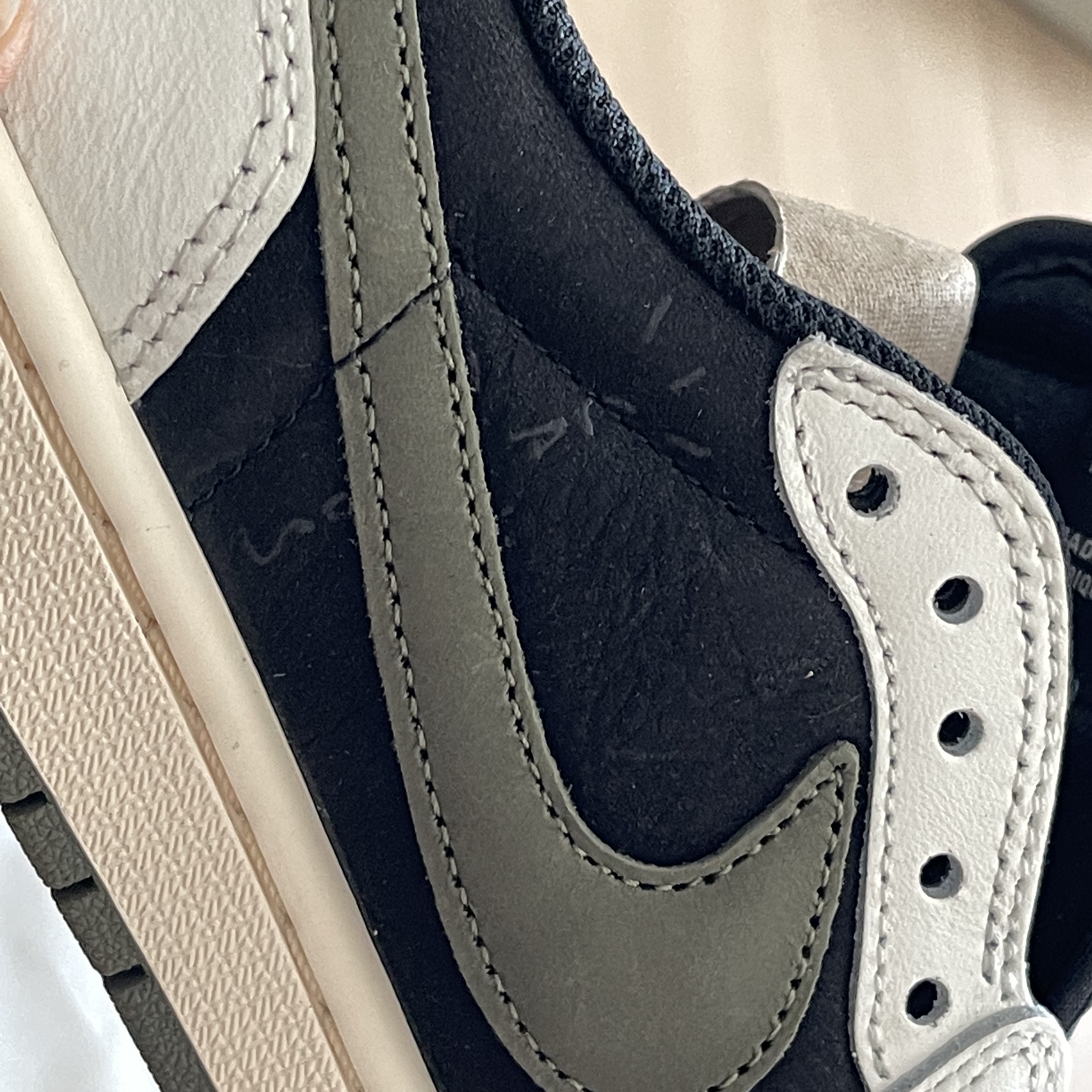 (W) Jordan 1 x Travis Scott Retro Low OG SP Medium Olive 착용 스타일 - 4