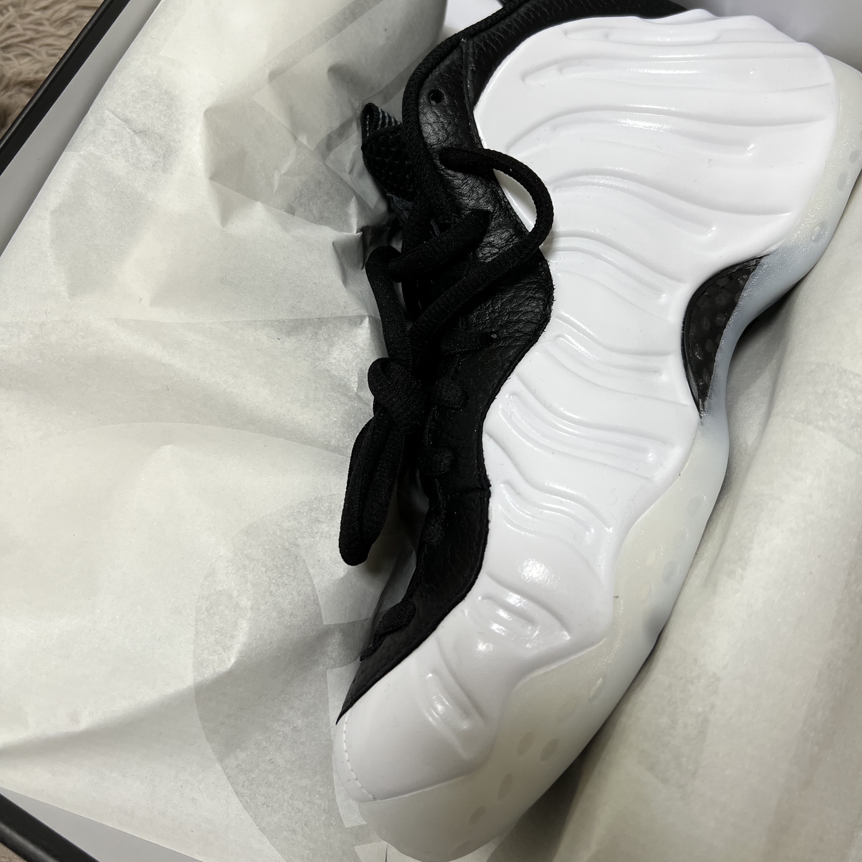 Nike Air Foamposite One White and Black 착용 스타일 - 2