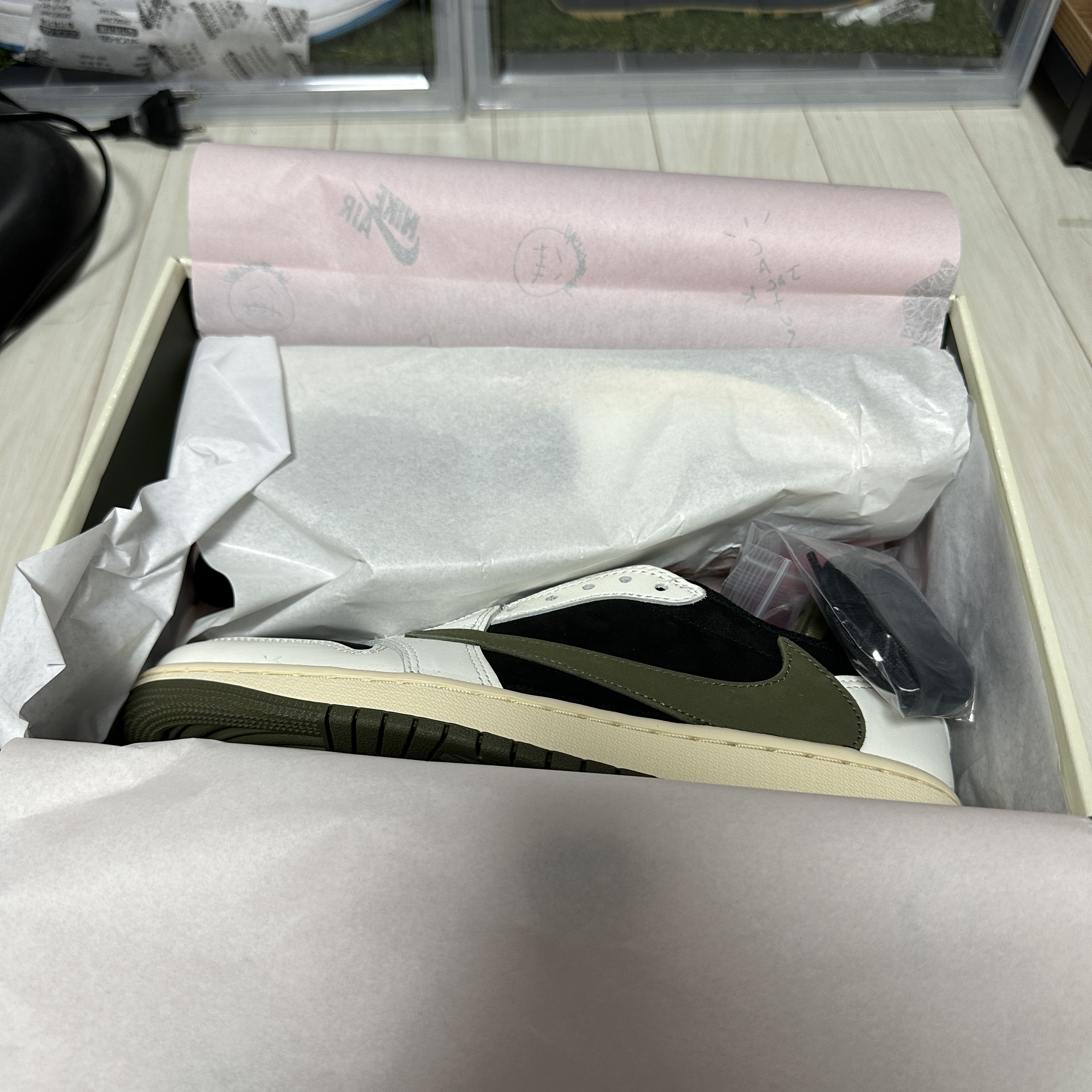 (W) Jordan 1 x Travis Scott Retro Low OG SP Medium Olive 착용 스타일 - 3