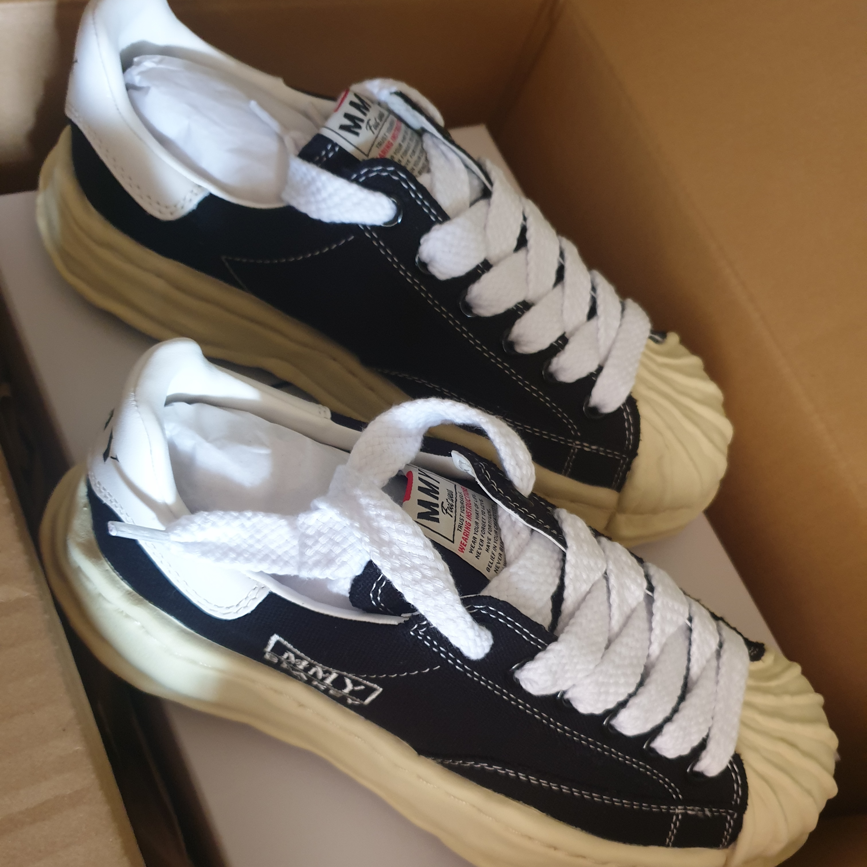 Maison Mihara Yasuhiro Blakey VL OG Sole Canvas Low-top Sneakers Black 착용 스타일