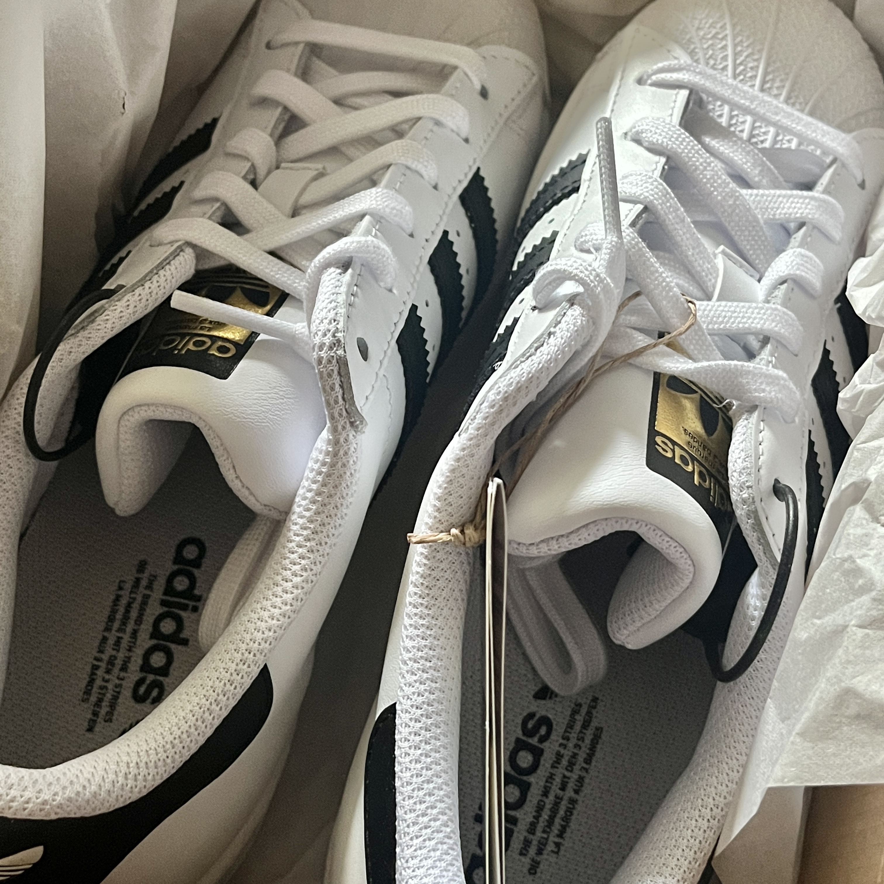 Adidas Superstar White Black 착용 스타일 - 1