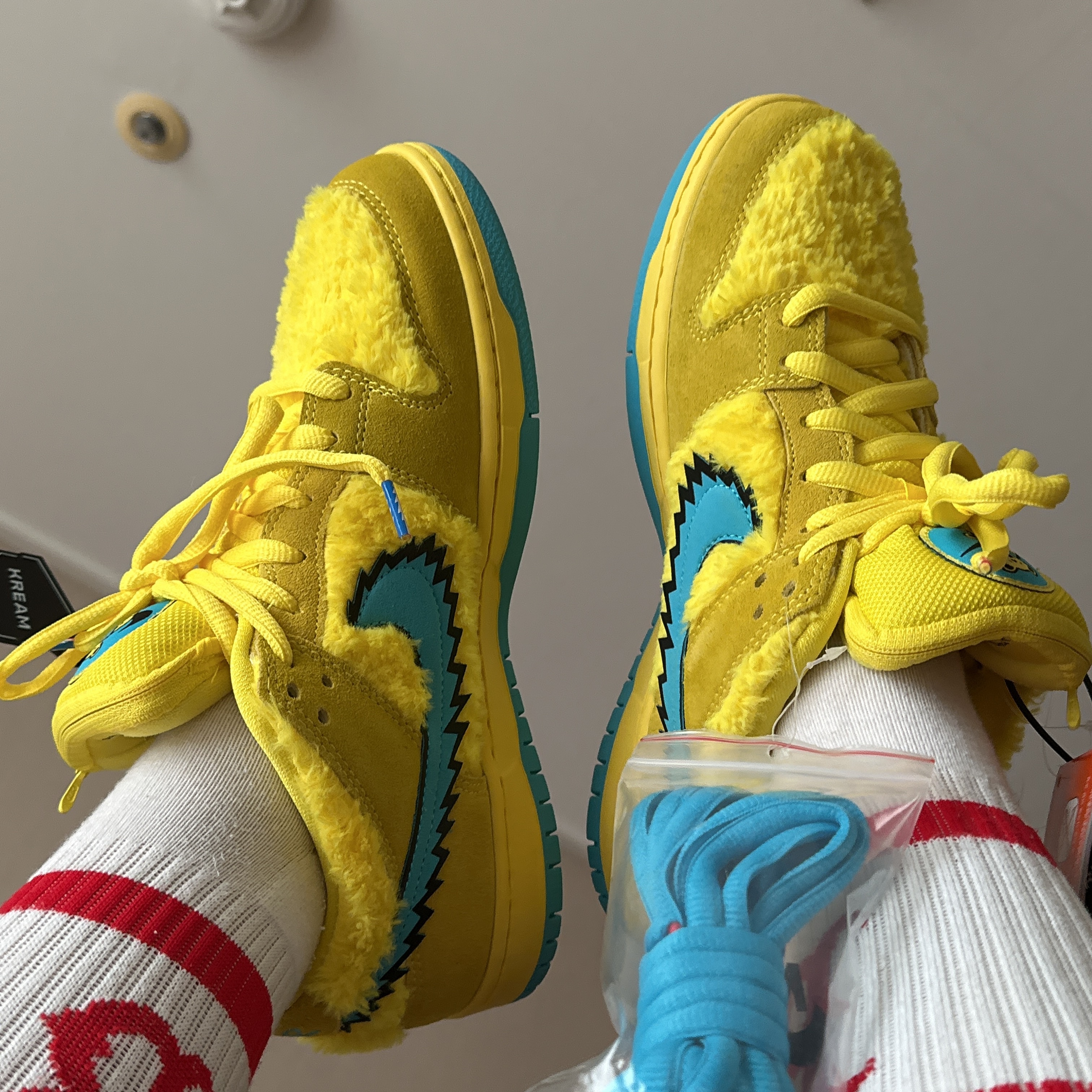Nike x Grateful Dead SB Dunk Low Yellow Bear 착용 스타일 - 2
