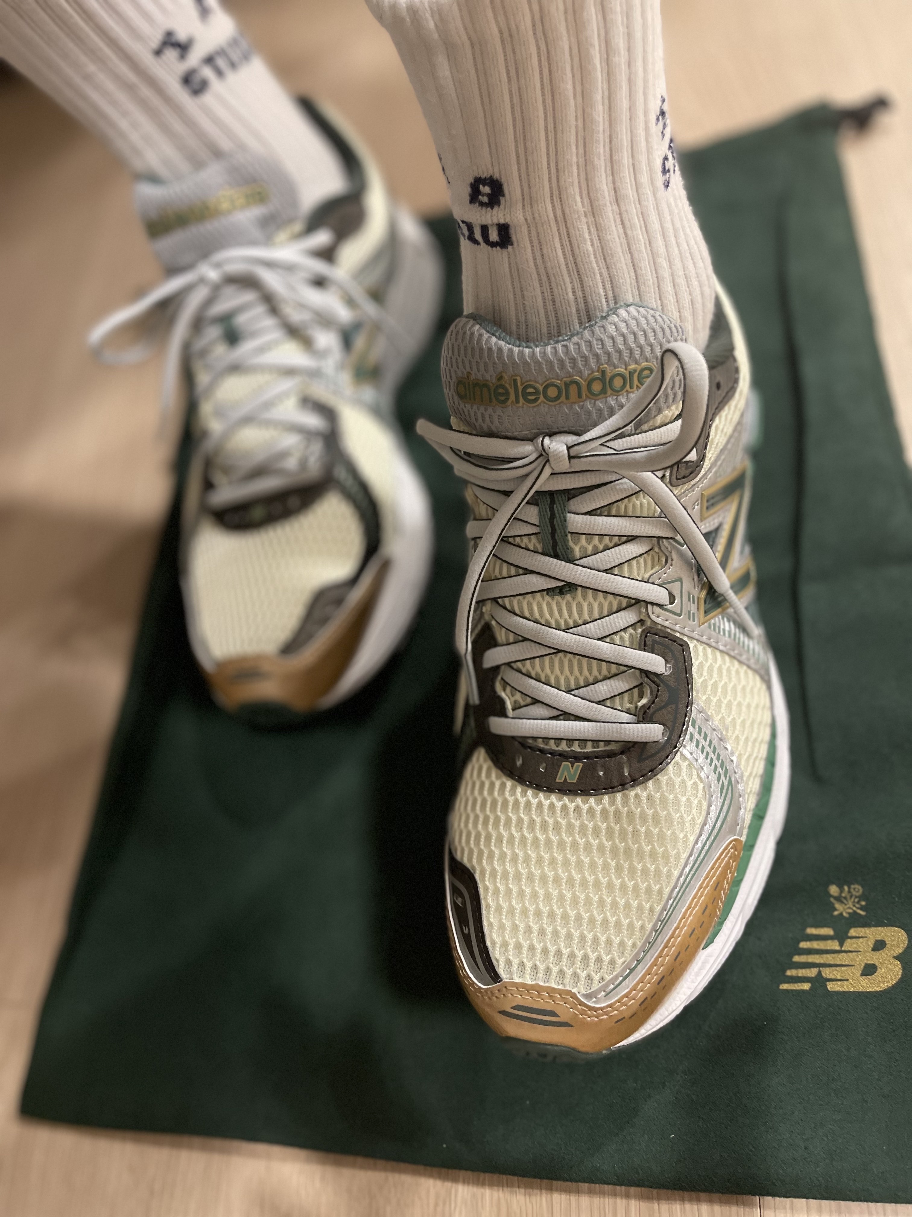 New Balance x Aime Leon Dore 860v2 Green, IAB Studio Socks Pack White Purple Cyan 착용 스타일 - 1